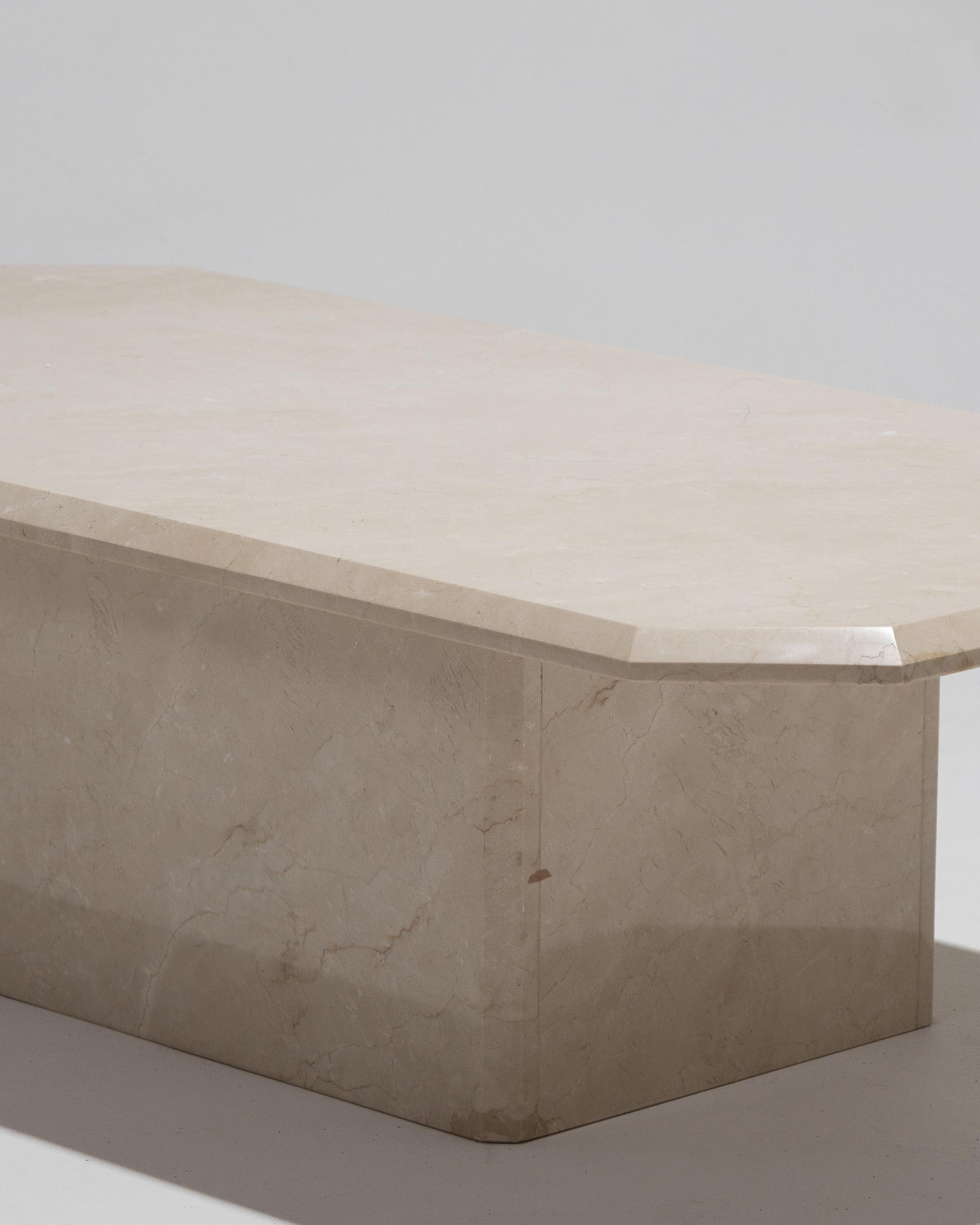 Highville stone coffee table, 1970s. The beveled rectangular top with four angled corners rests on a central cubic base. Beautiful veining and grey hues of the stone. Excellent condition.
Highville stone is a white limestone, slightly ambered, with