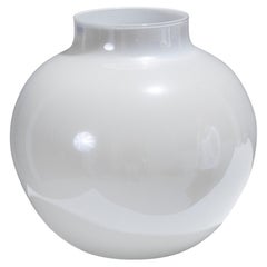 Vaso a sfera in vetro bianco opalescente, anni '60