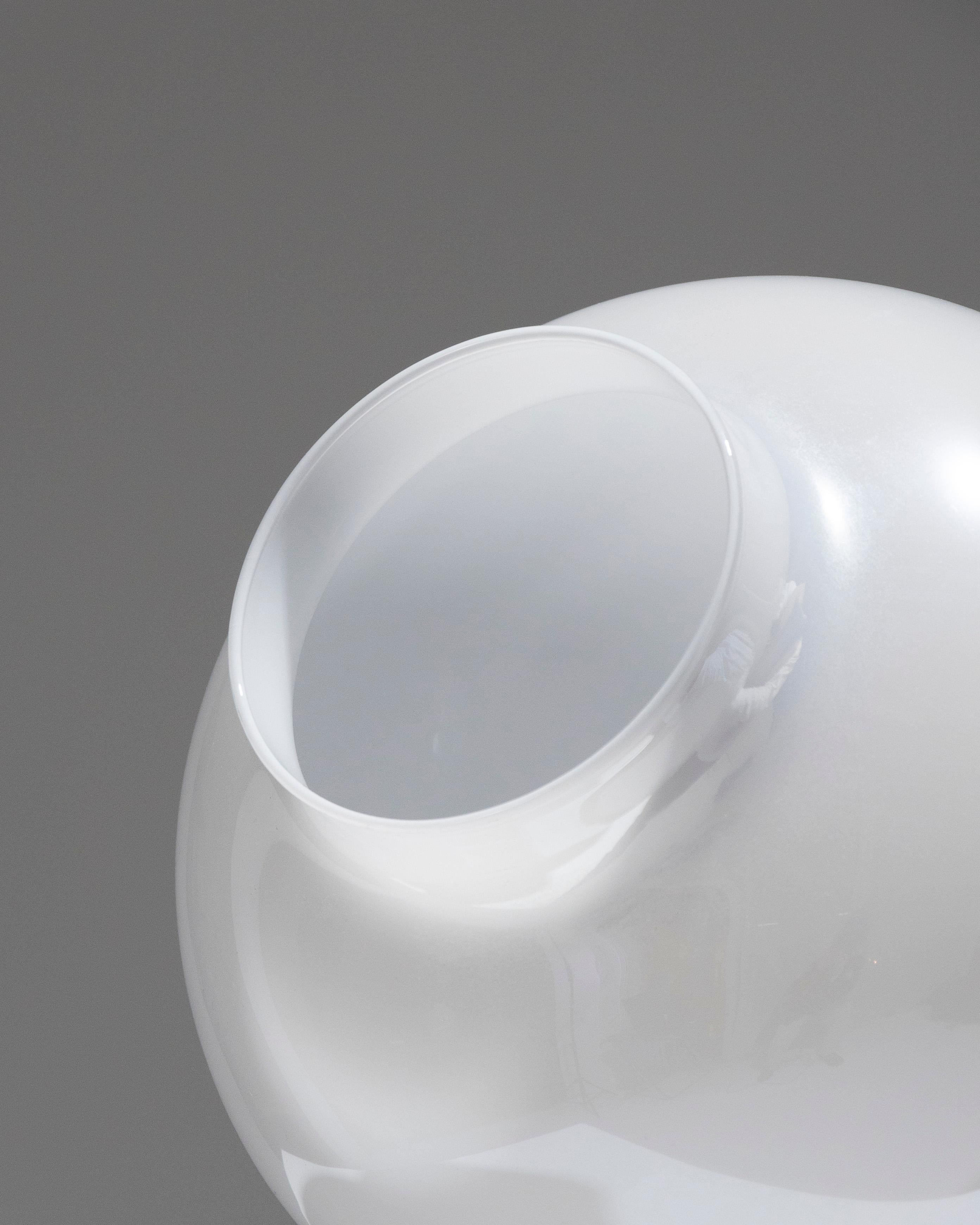 Vaso a sfera in vetro bianco opalescente, anni '60 In condizioni buone in vendita a PARIS, FR