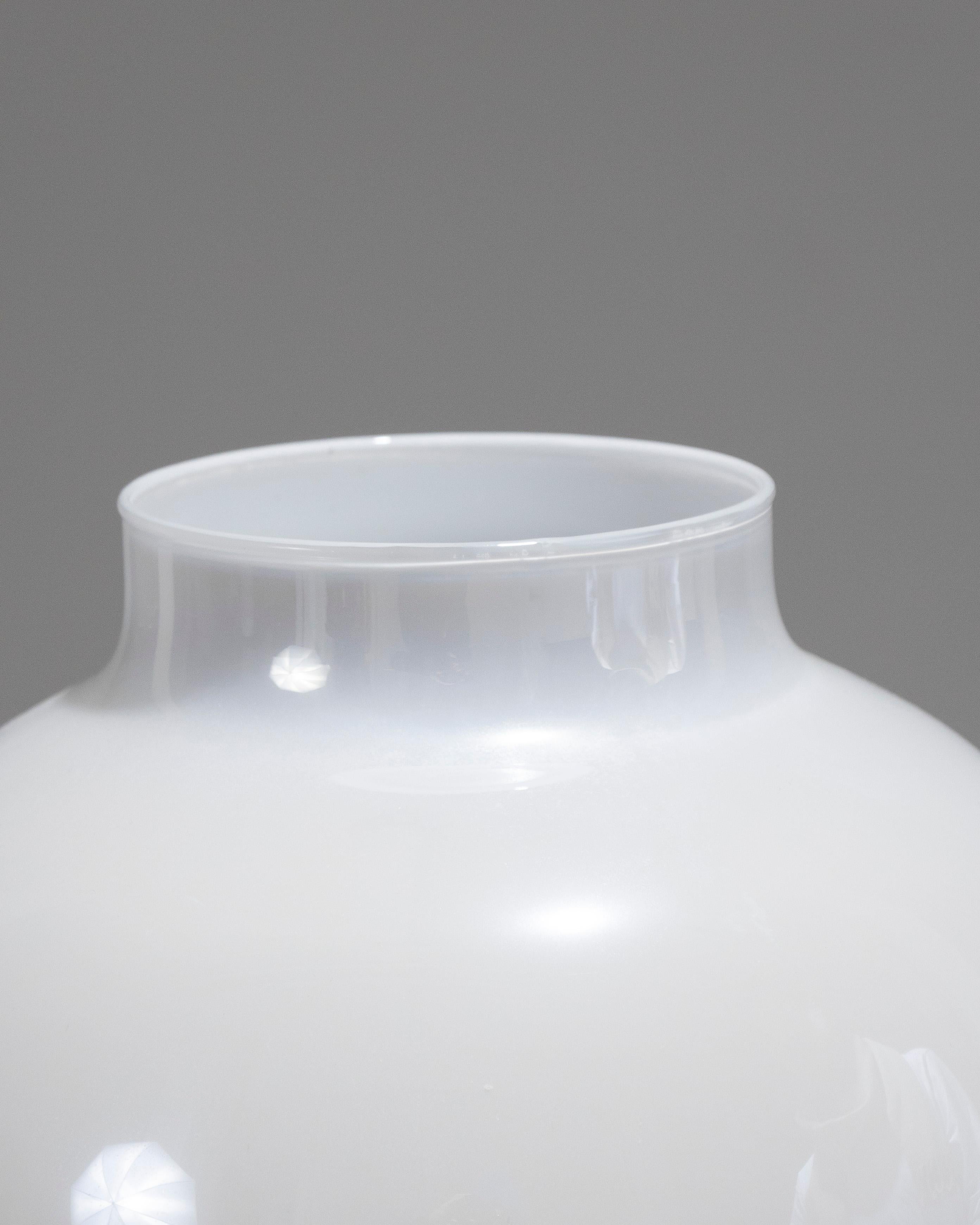 XX secolo Vaso a sfera in vetro bianco opalescente, anni '60 in vendita