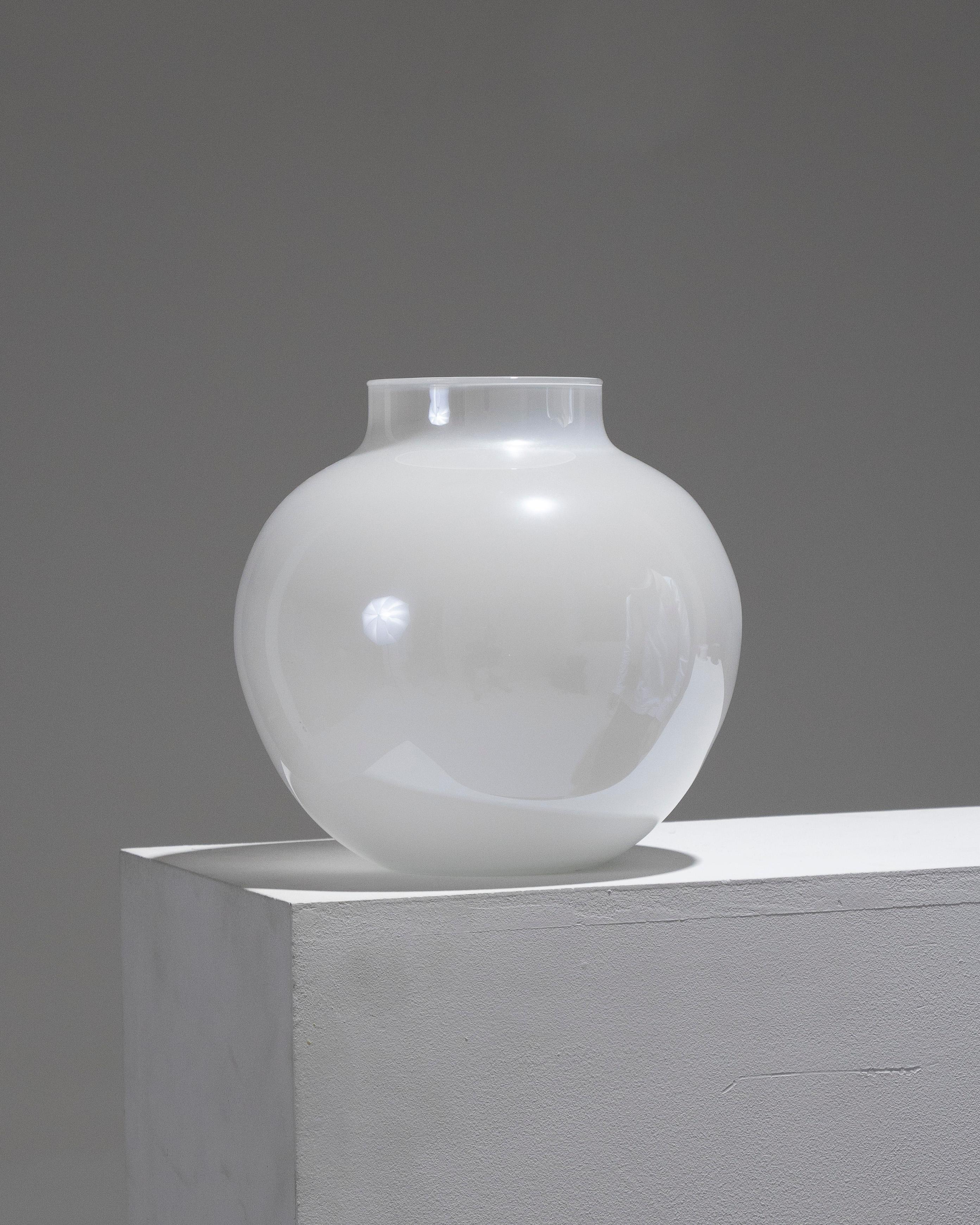 Delicato vaso a sfera in vetro bianco opalescente con una sottile finitura iridescente, risalente agli anni Sessanta. Presenta un collo ampio. Ottime condizioni.
DV1933