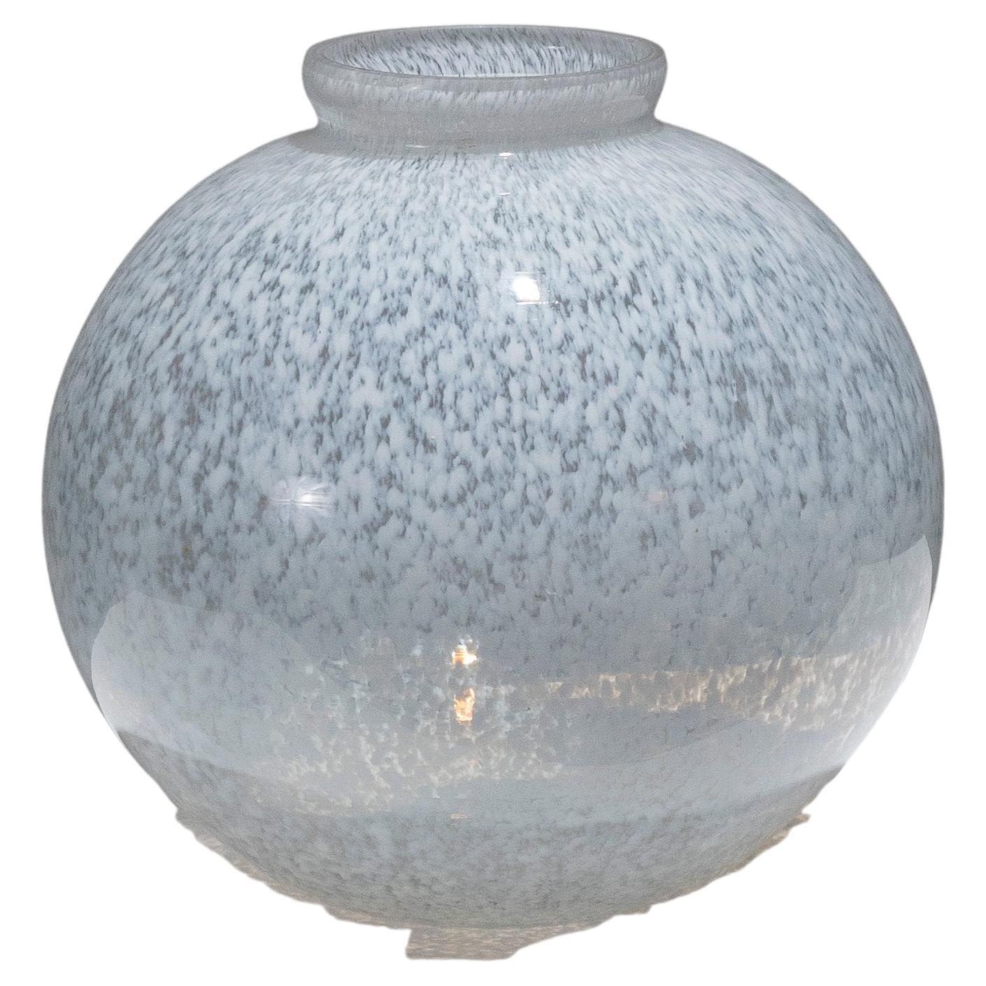 Vaso a sfera in vetro maculato, anni '60 in vendita