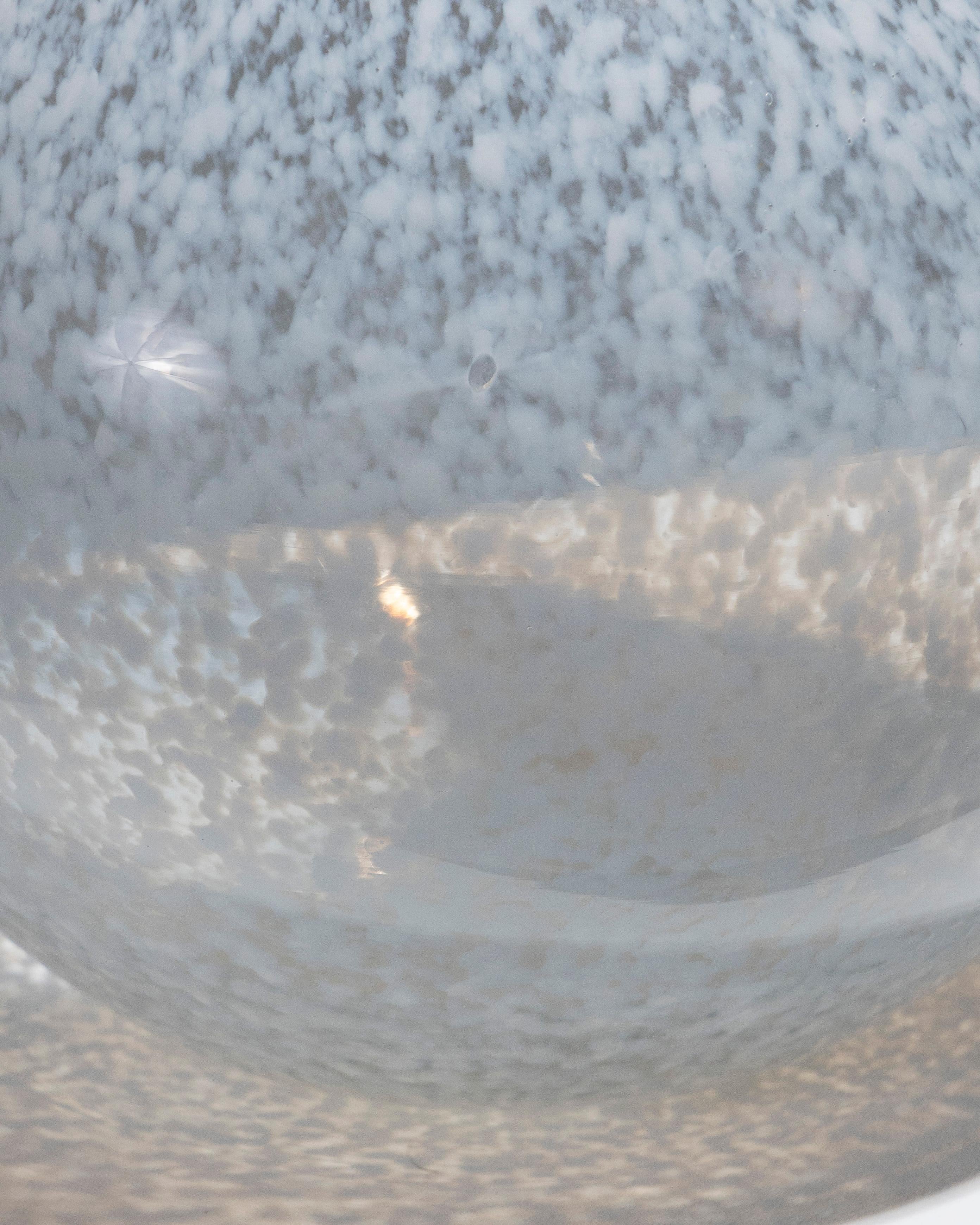 Vaso a sfera in vetro maculato, anni '60 in vendita 1