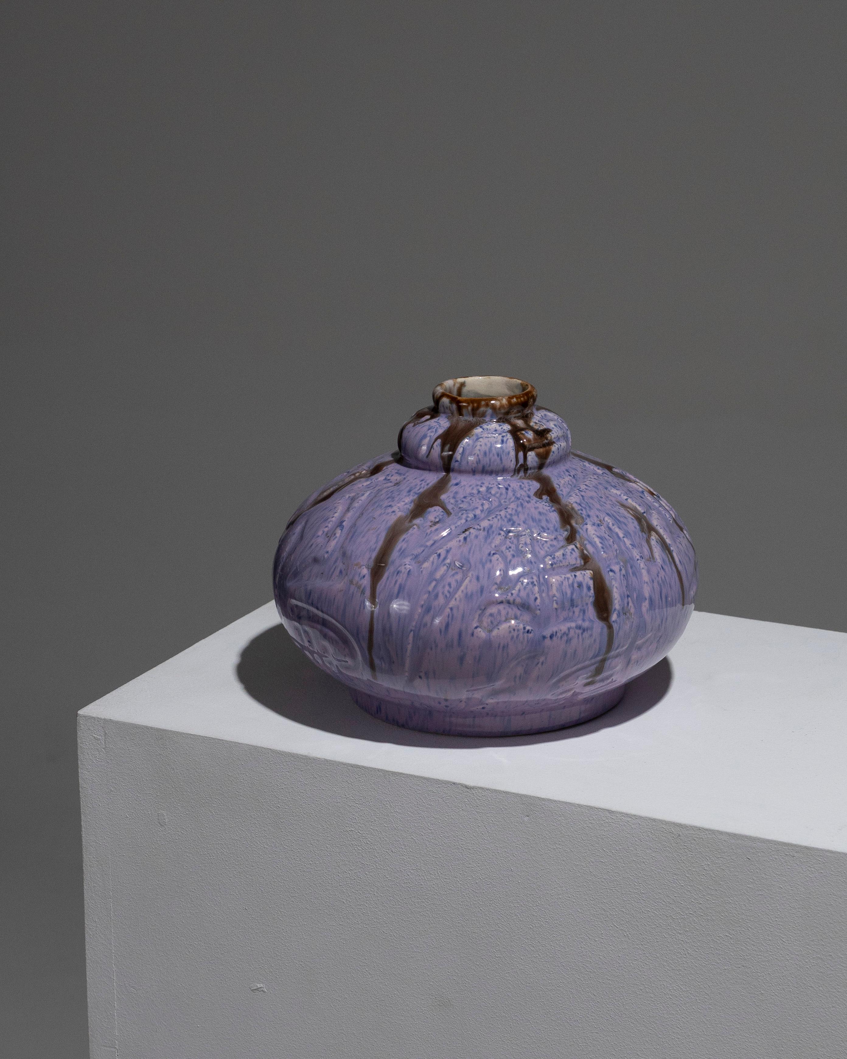 Small spherical ceramic vase with a narrow neck, made in France in the 1940s. Featuring a geometric design in underglaze blue and violet. Very good condition.
DV1926