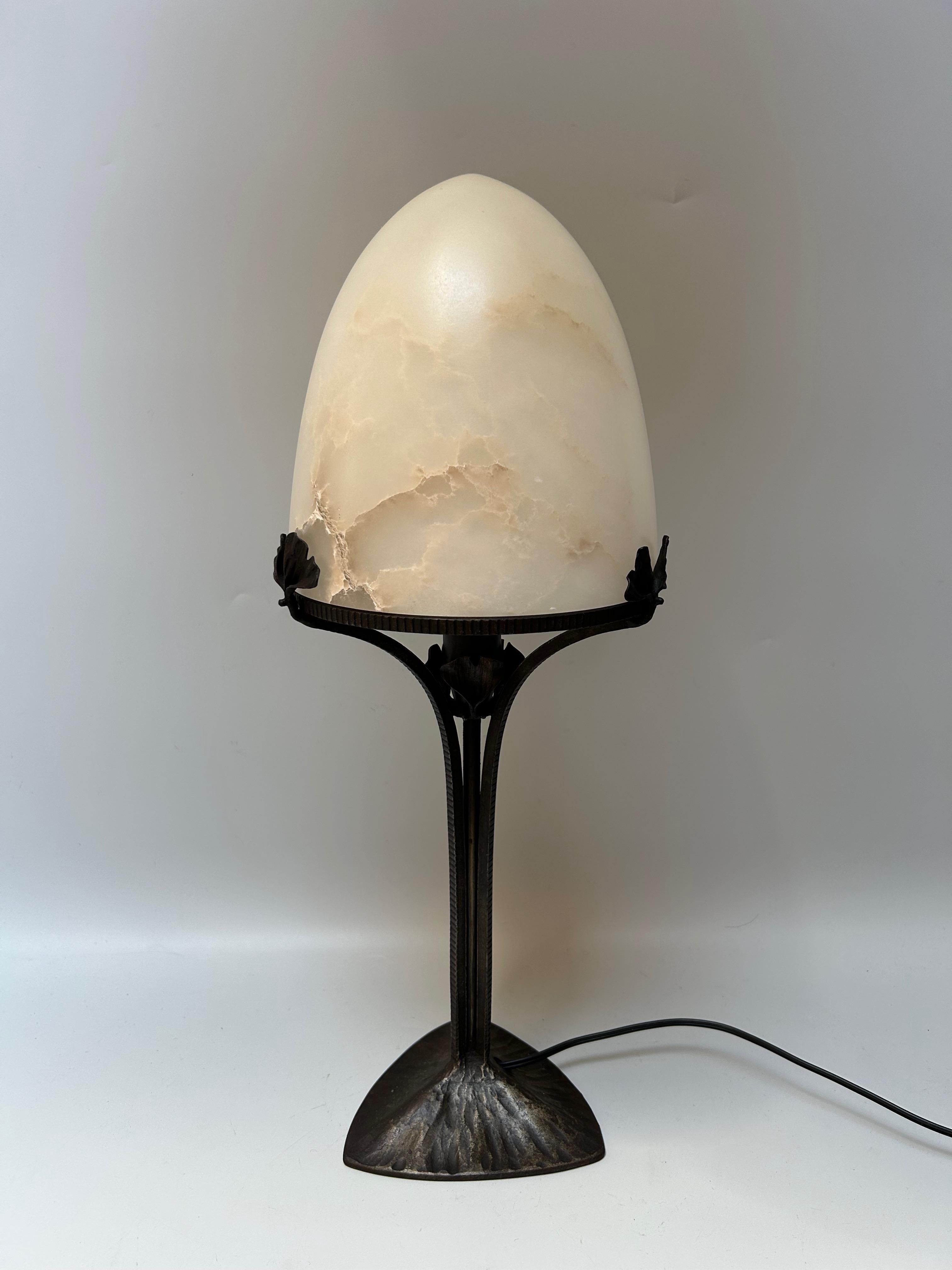 Lámpara Art Déco circa 1925.
Base de hierro forjado decorada con hojas de ginkgo biloba, firmada 