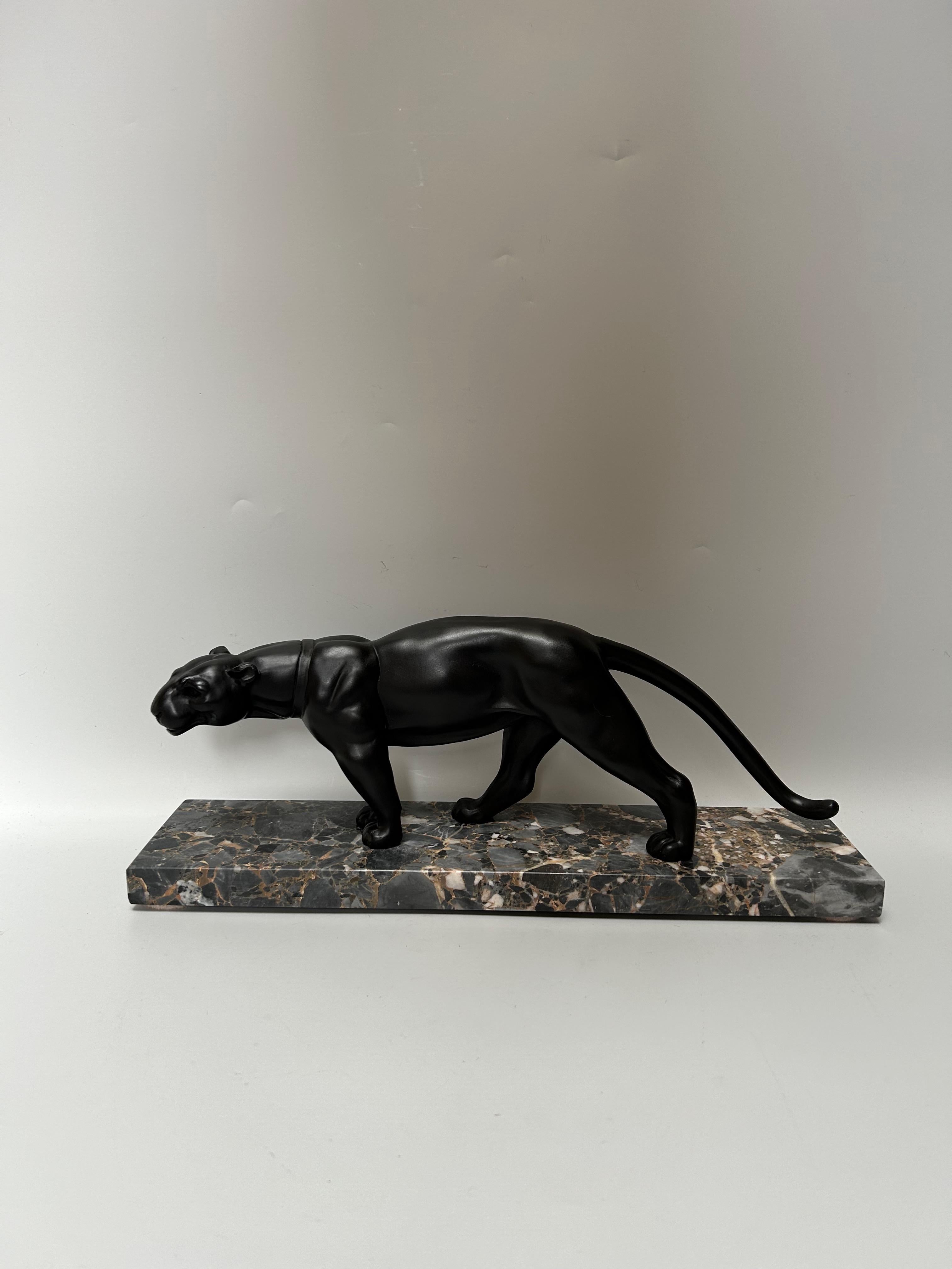 Scultura in spelta Art Deco.
Pantera patinata nera su base di marmo, firmata Ouline.
In perfette condizioni.
Altezza: 17.5 cm
Lunghezza: 45 cm
Larghezza: 11 cm
Peso: 4.7 kg

Alexandre Ouline
Alexandre Ouline era uno scultore di talento dell'epoca
