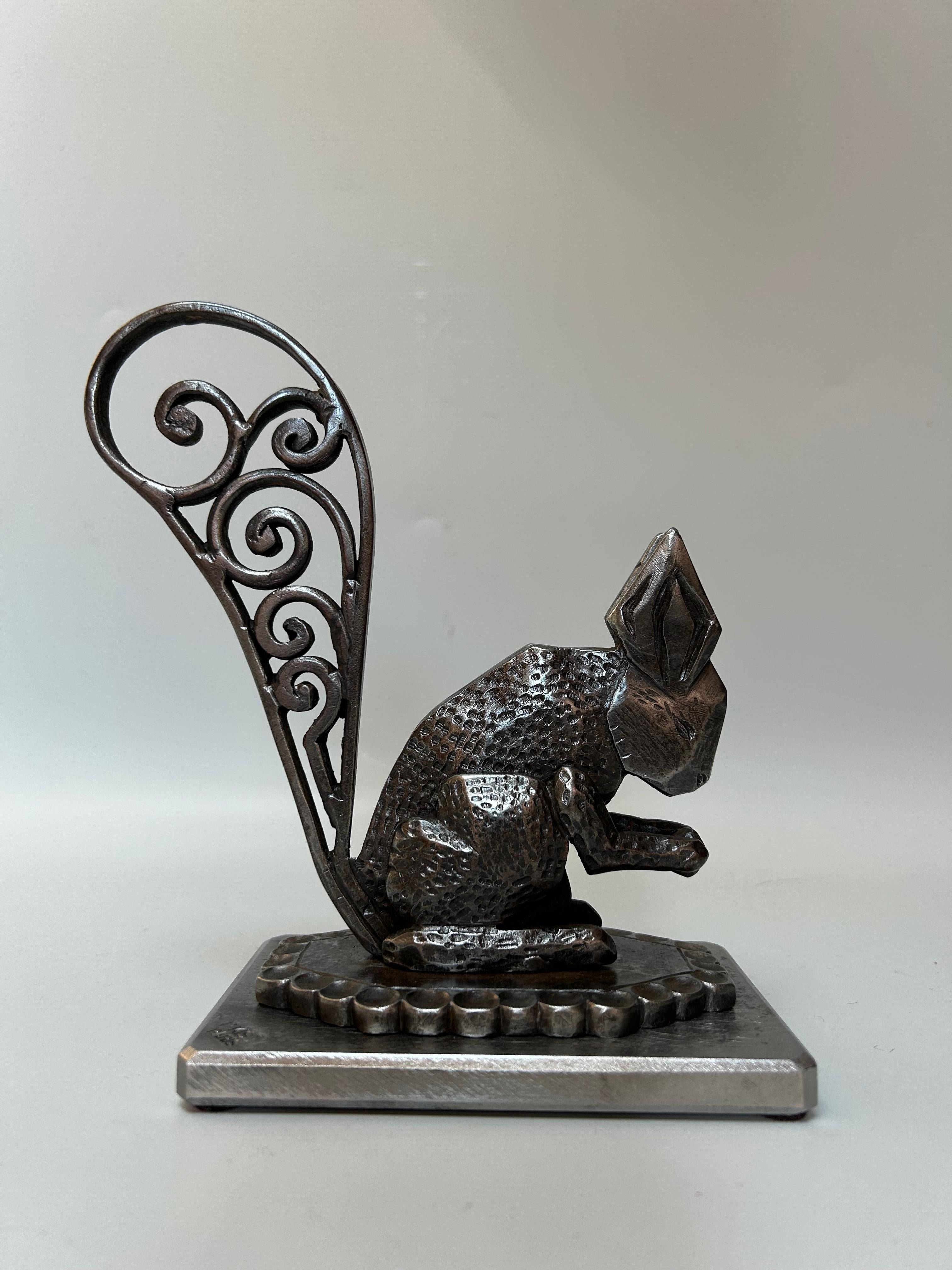 Art Deco Briefbeschwerer um 1925.
Schmiedeeisen Eichhörnchen gestempelt P. Kiss.
In perfektem Zustand.

Höhe: 16.5 cm
Breite: 8 cm
Länge: 12.5 cm
Gewicht: 1.8 kg

Paul Kiss, geboren am 5. März 1886 in Kézdiszentkereszt (hu) (damals in Ungarn, heute
