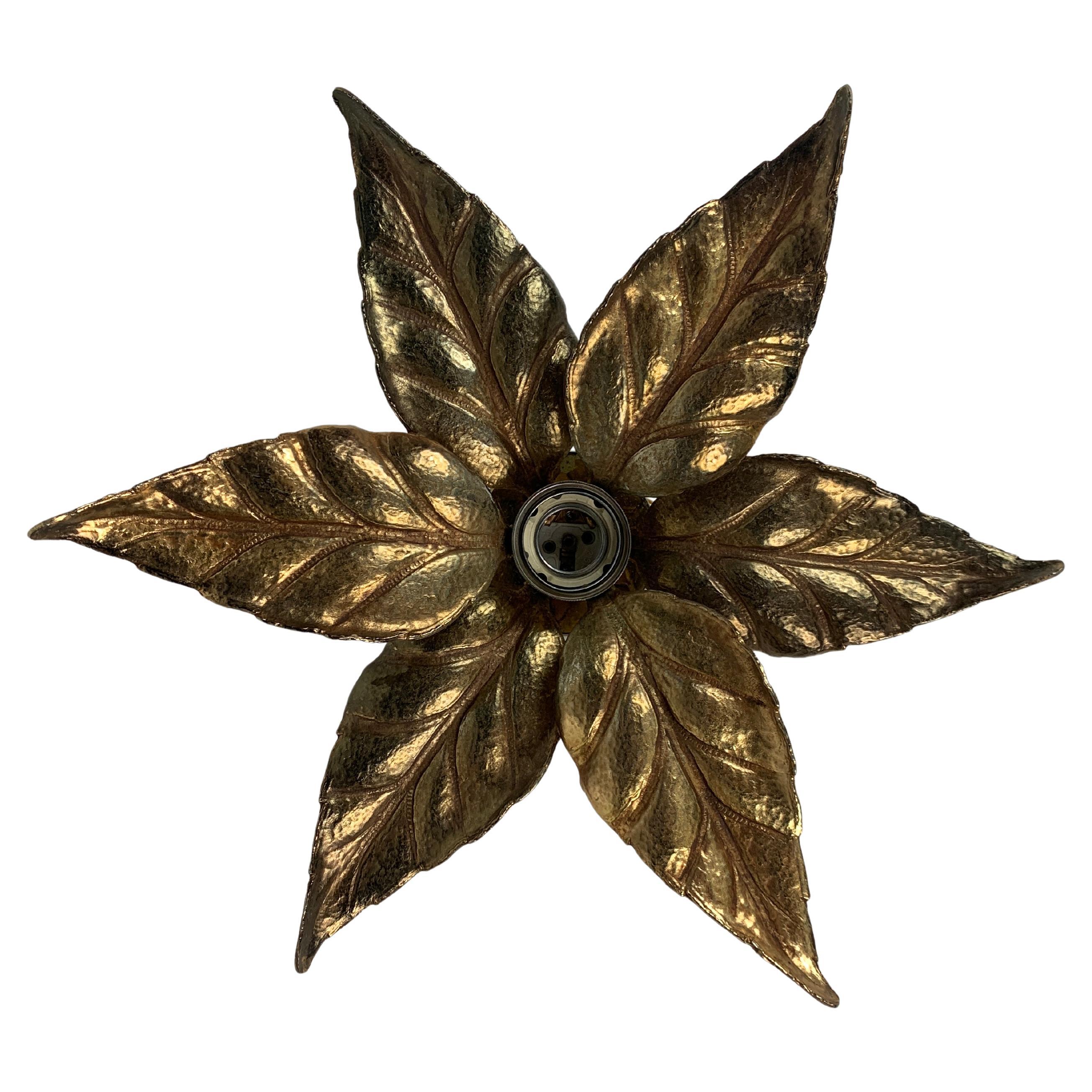 A brass floral Florentine wall sconce attributed often to Willy Daro for Massive Lighting, Belgium 1970s. This iconic wall light is easy to use. A true Hollywood Regency vintage piece. The brass has a lovely patina and the lamp is in great working