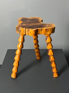 Sgabello a tre gambe in legno tornito, realizzato artigianalmente in stile brutalista francese della metà del secolo, 1960 circa
