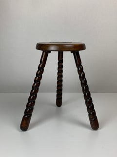 Juego de dos taburetes tripodes de madera torneada, de estilo brutalista y modernista francés de mediados de siglo, de alrededor de 19