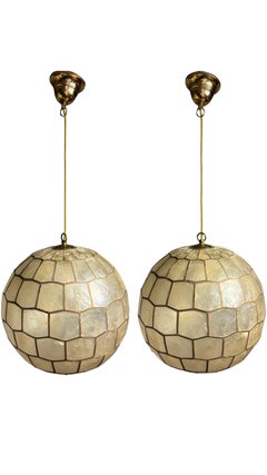 Par de colgantes grandes de nácar Capiz de mediados de siglo, Feldman Lighting Co, década de 1960