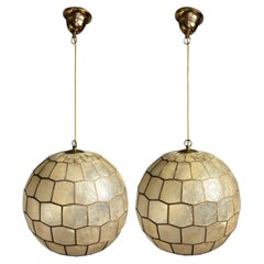 Par de colgantes grandes de nácar Capiz de mediados de siglo, Feldman Lighting Co, década de 1960