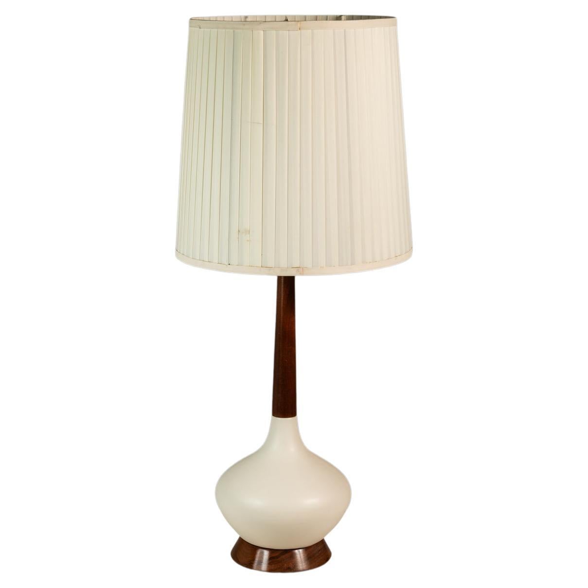 Lampe de table en forme de goutte d'eau allongée, noyer et porcelaine, États-Unis, années 1960 en vente