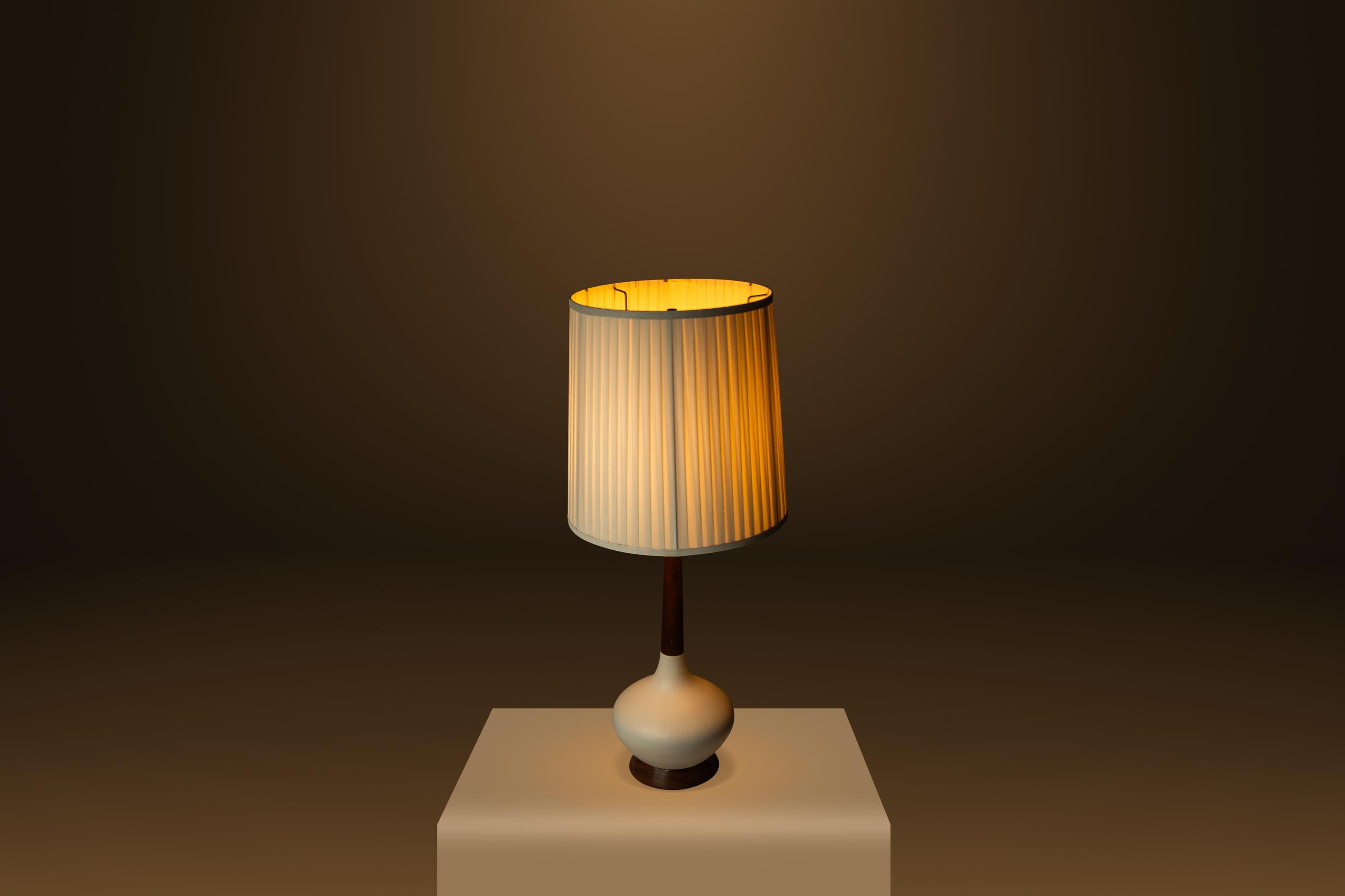 Mid-Century Modern Lampe de table en forme de goutte d'eau allongée, noyer et porcelaine, États-Unis, années 1960 en vente