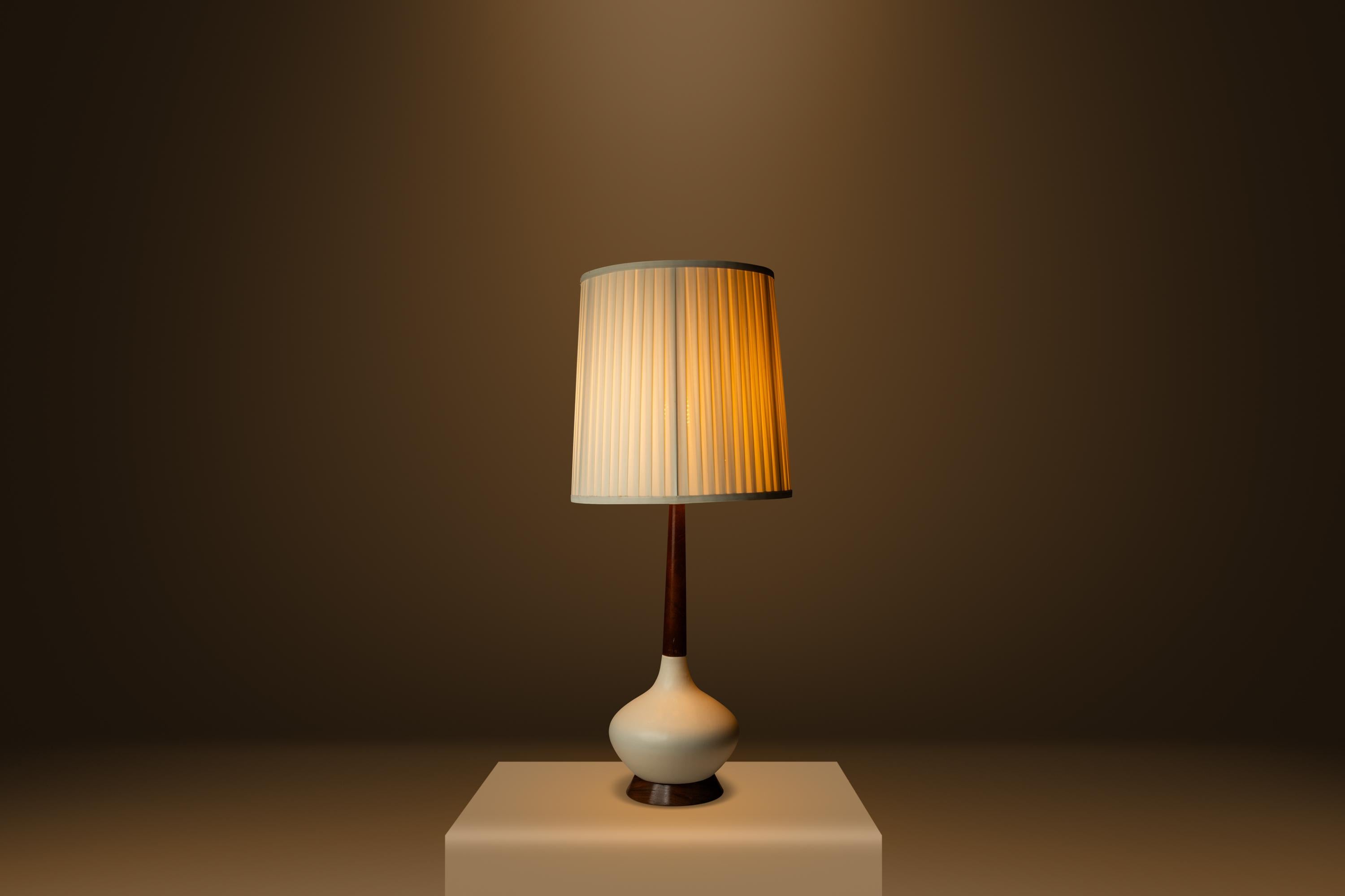 Américain Lampe de table en forme de goutte d'eau allongée, noyer et porcelaine, États-Unis, années 1960 en vente