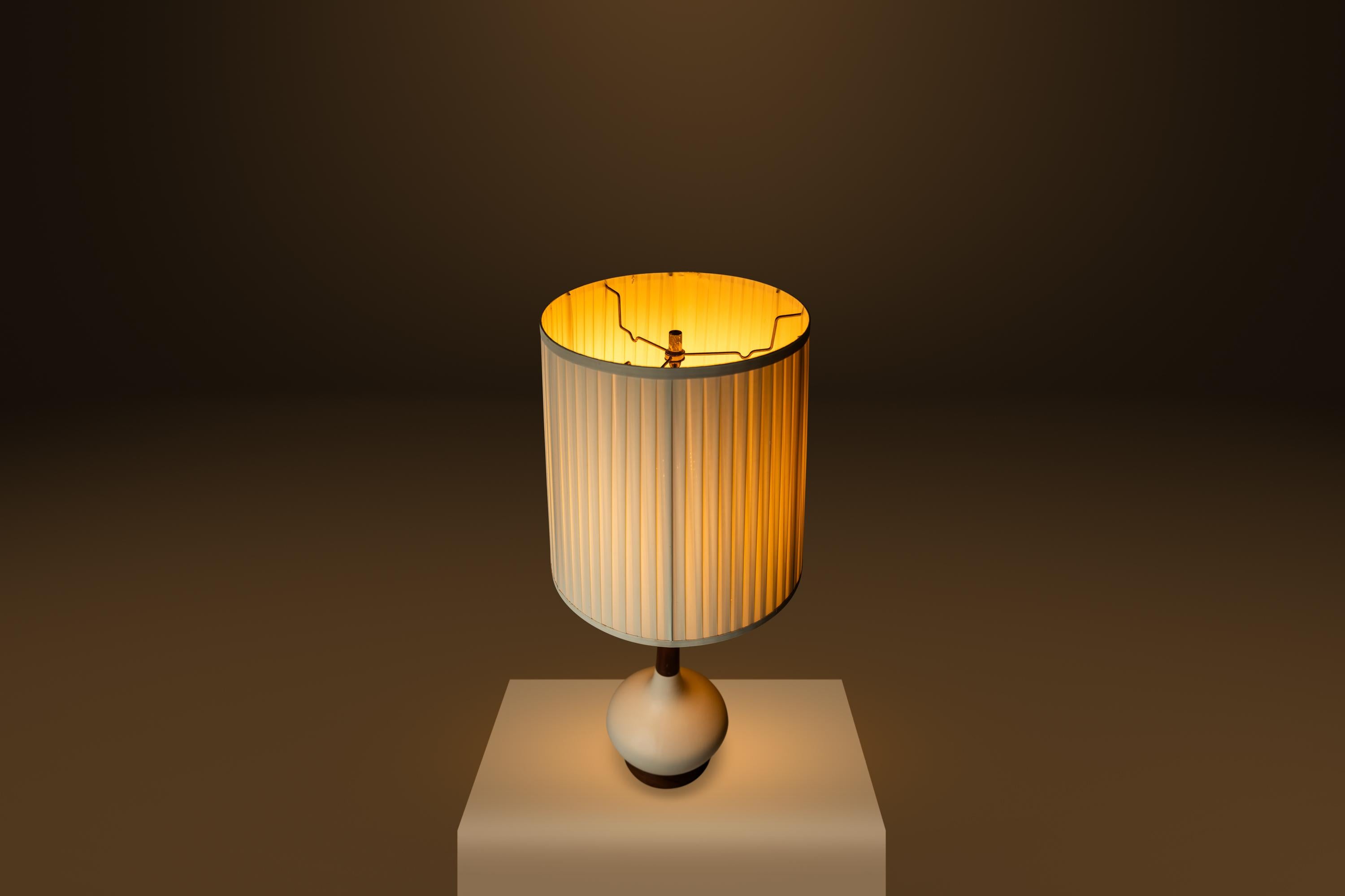 Lampe de table en forme de goutte d'eau allongée, noyer et porcelaine, États-Unis, années 1960 Bon état - En vente à Deland, FL