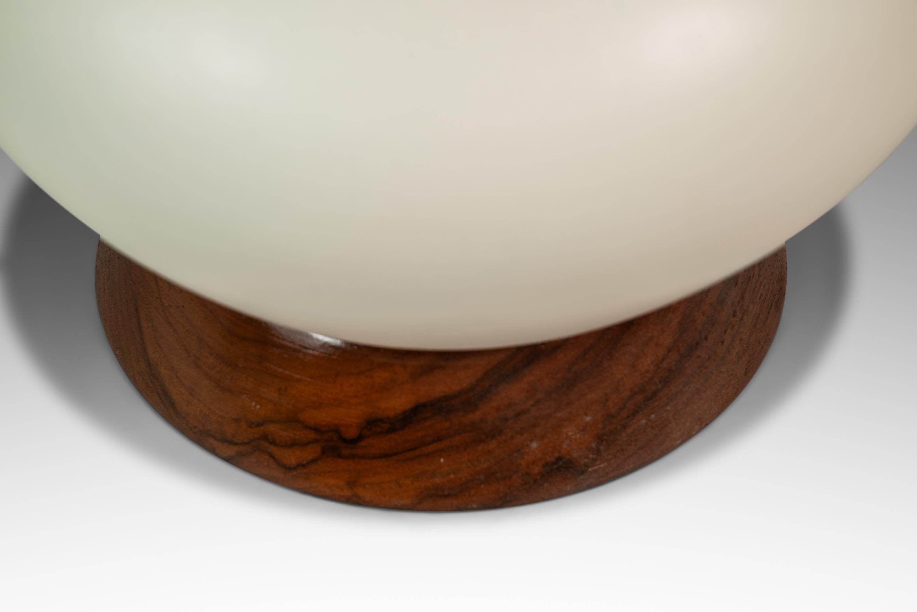 Milieu du XXe siècle Lampe de table en forme de goutte d'eau allongée, noyer et porcelaine, États-Unis, années 1960 en vente
