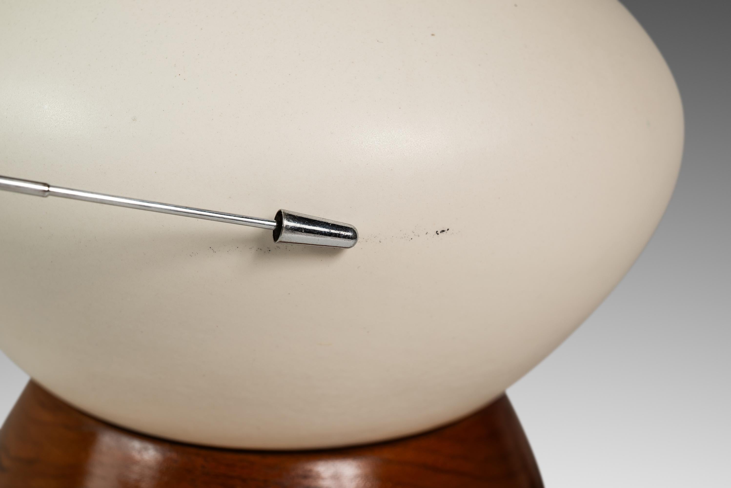 Porcelaine Lampe de table en forme de goutte d'eau allongée, noyer et porcelaine, États-Unis, années 1960 en vente
