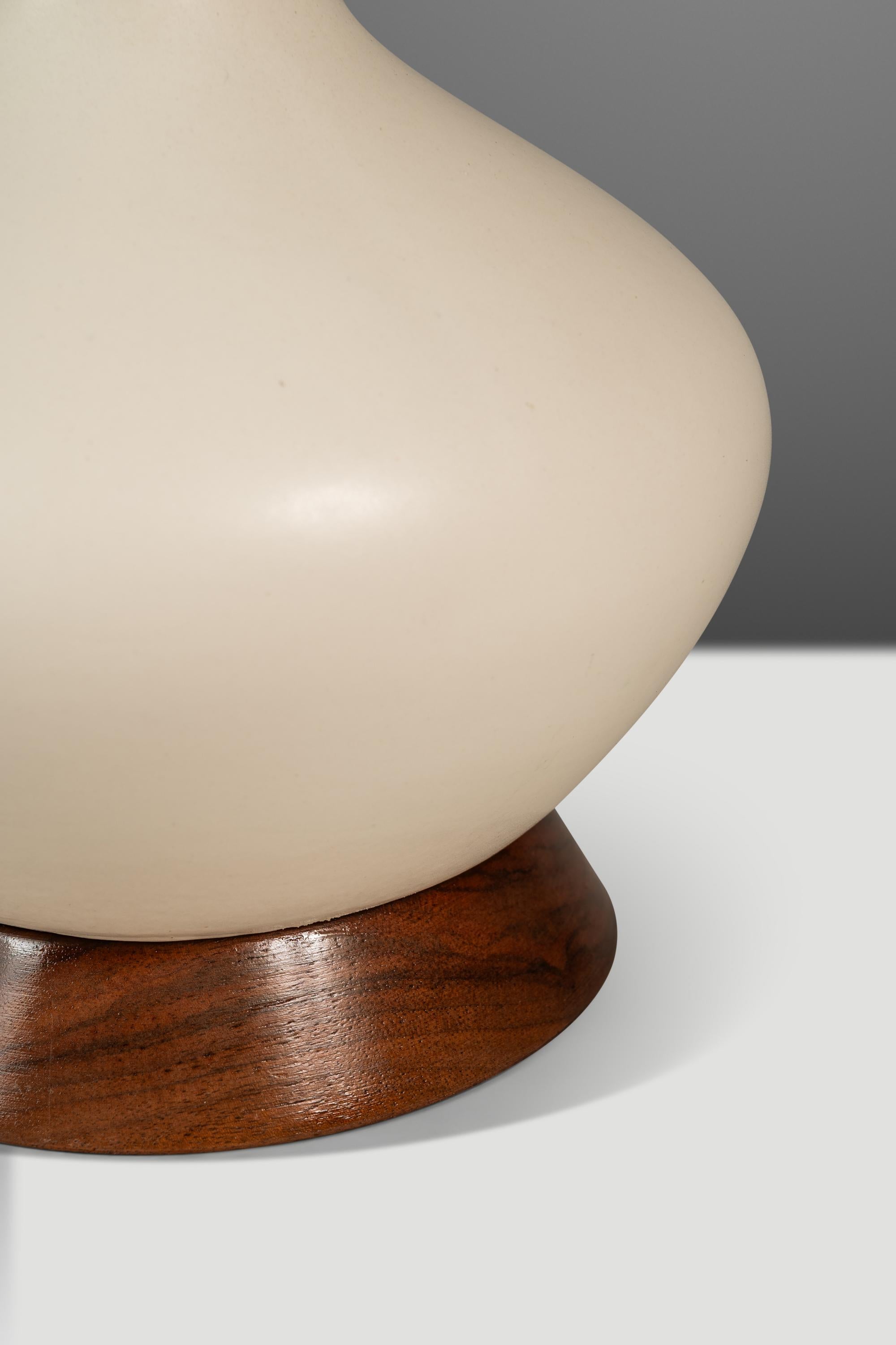 Lampe de table en forme de goutte d'eau allongée, noyer et porcelaine, États-Unis, années 1960 en vente 1