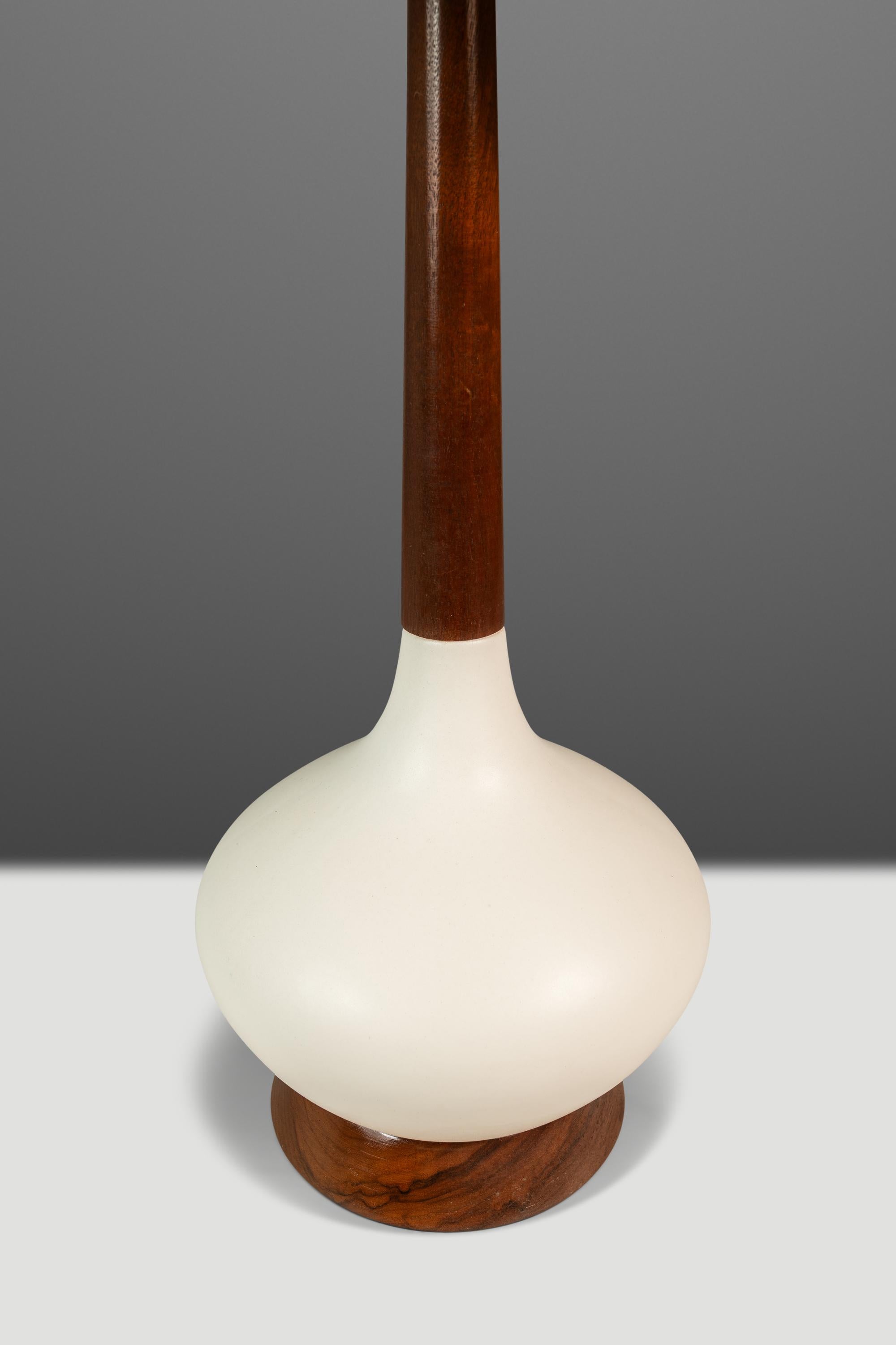 Lampe de table en forme de goutte d'eau allongée, noyer et porcelaine, États-Unis, années 1960 en vente 4