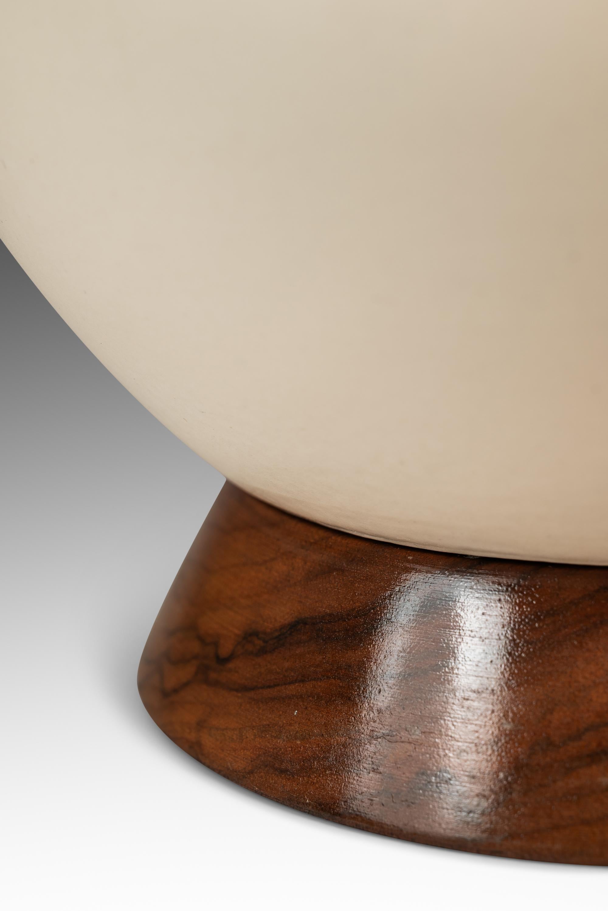 Lampe de table en forme de goutte d'eau allongée, noyer et porcelaine, États-Unis, années 1960 en vente 2