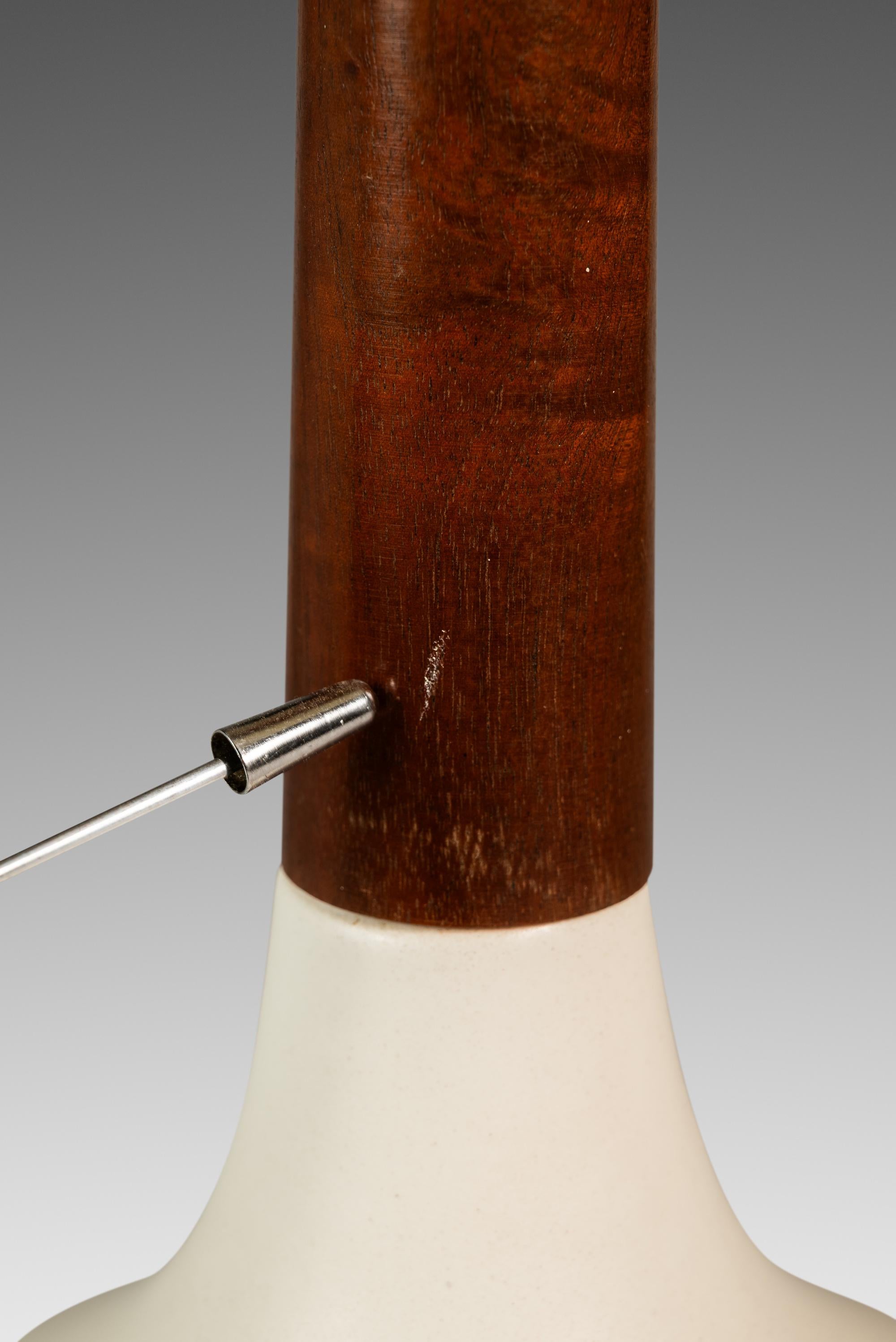 Lampe de table en forme de goutte d'eau allongée, noyer et porcelaine, États-Unis, années 1960 en vente 7