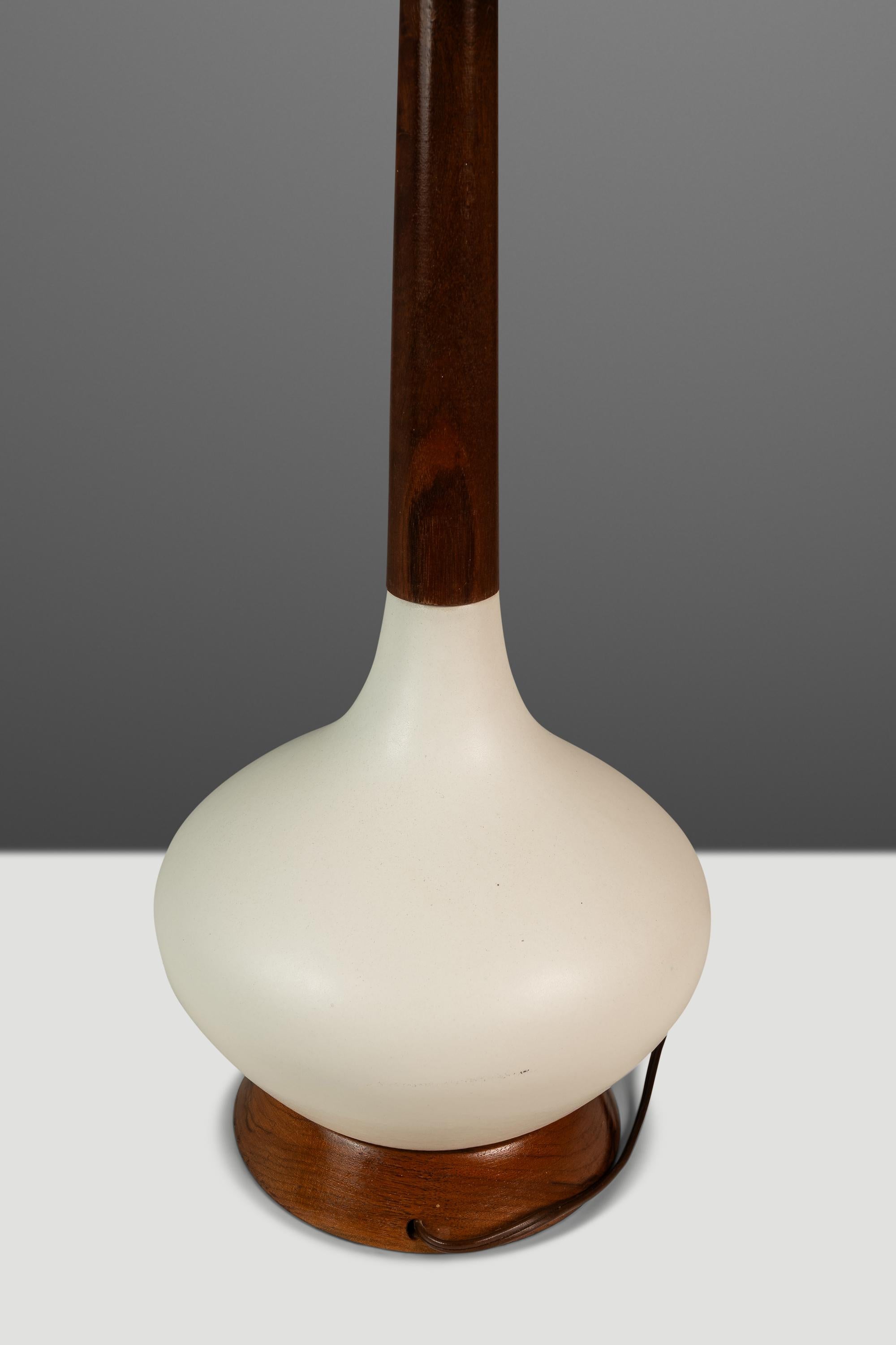 Lampe de table en forme de goutte d'eau allongée, noyer et porcelaine, États-Unis, années 1960 en vente 9