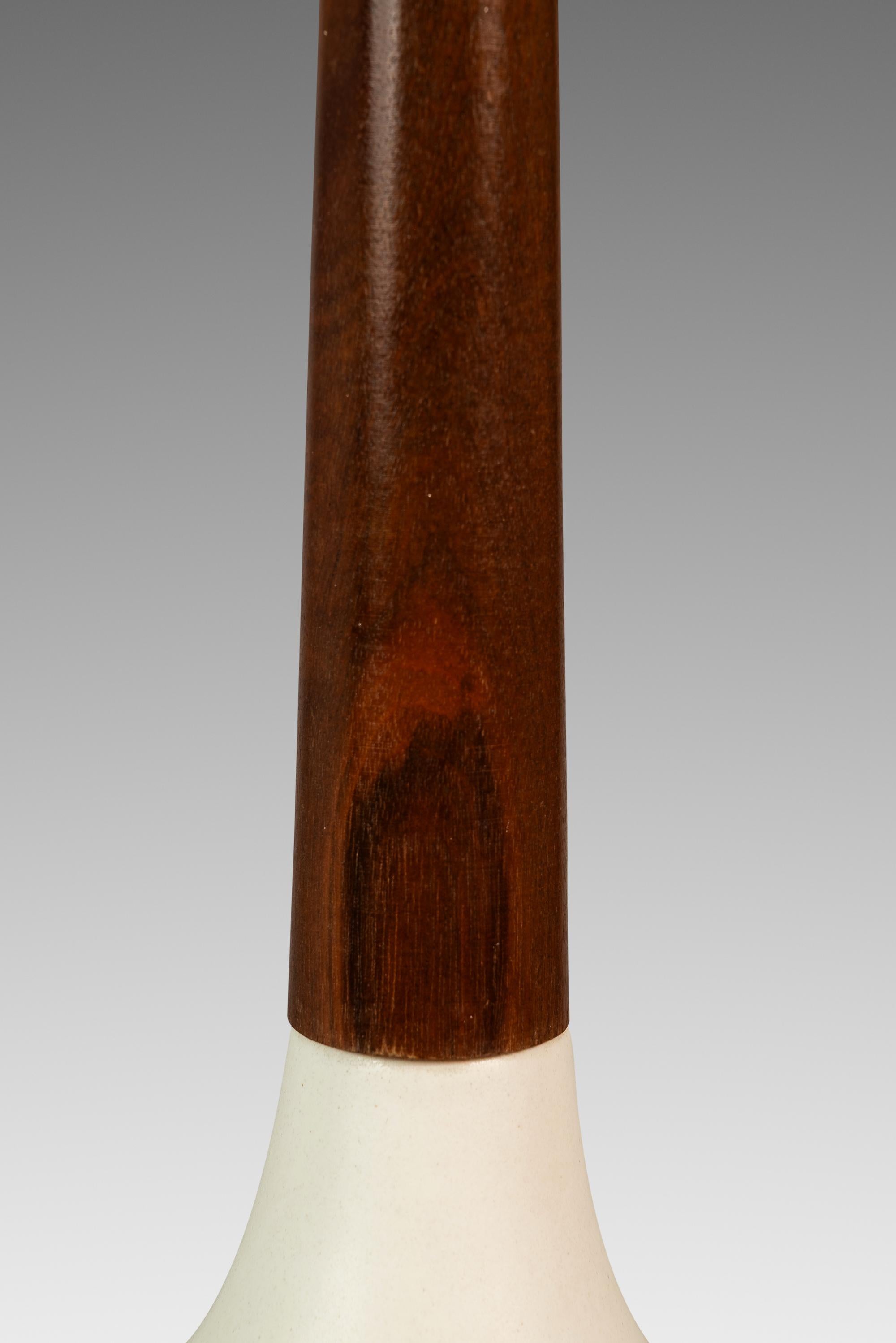 Lampe de table en forme de goutte d'eau allongée, noyer et porcelaine, États-Unis, années 1960 en vente 8