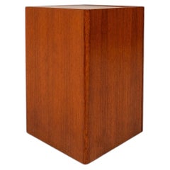 Soporte cubista danés para plantas con pedestal, de teca, de FBJ Møbler, Dinamarca, hacia la década de 1970