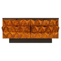 Aparador pequeño de estilo brutalista con frente en forma de diamante y 4 cajones, con tapa de cuero, Italia, década de los 70