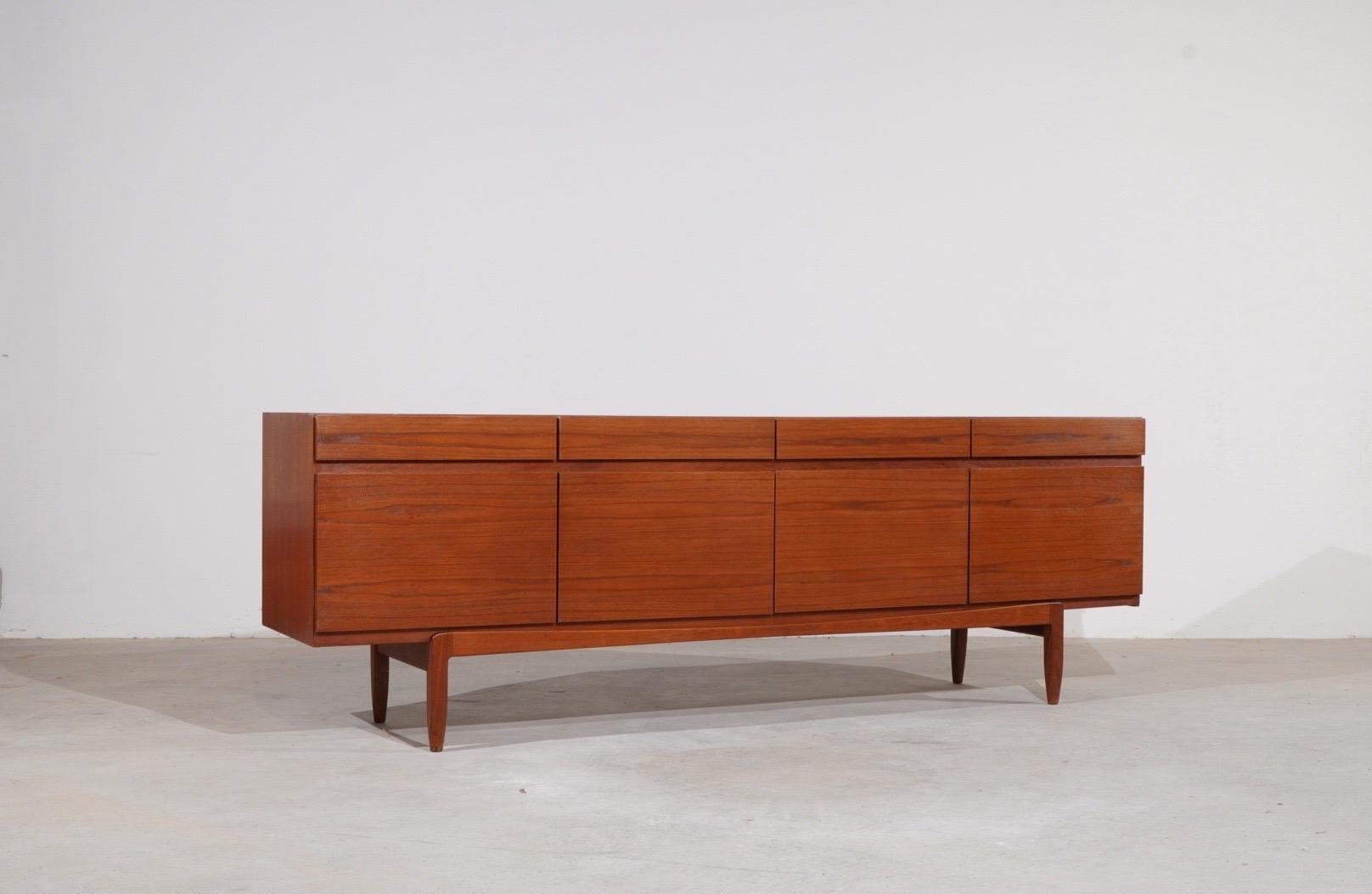 Les lignes épurées du modèle FA 66 en teck d'Ib Kofod-Larsen en font une pièce de collection remarquable du milieu du siècle scandinave. Fait remarquable, on a l'impression que l'élégant corps tient en équilibre sur un berceau séparé, mais la base