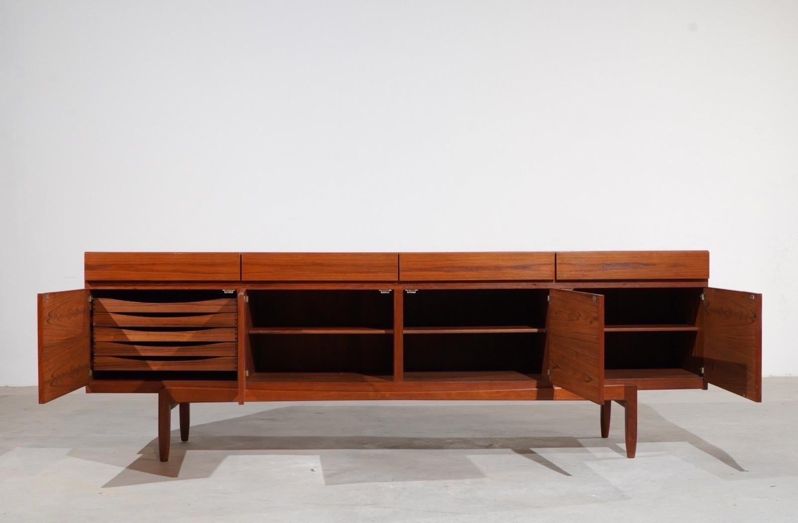 Placage Enfilade modèle FA 66  Ib Kofod-Larsen pour Faarup Möbelfabrik Danoise du milieu du siècle