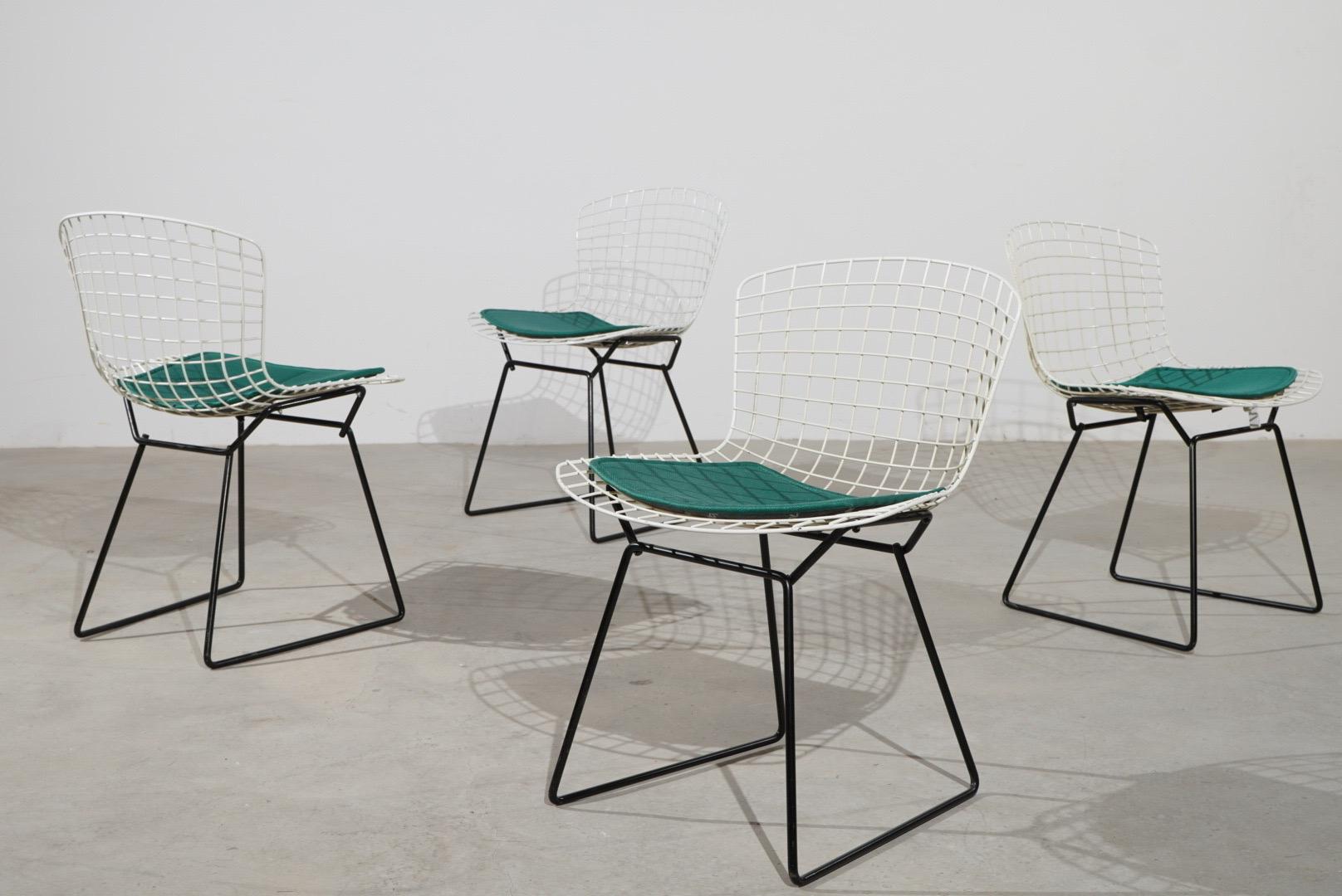 Harry Bertoia  side chair, model 420, designed in the 1940s by Harry Bertoia for Knoll. 