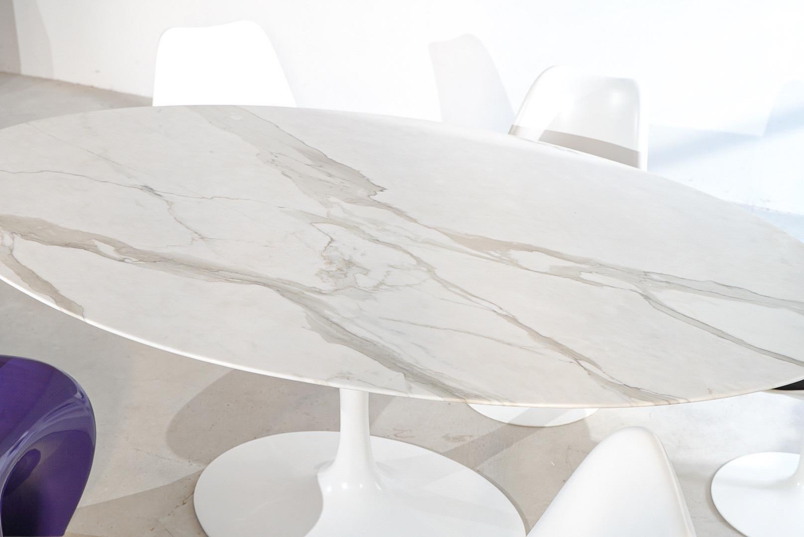 Magnifique table de salle à manger tulipe ovale avec un magnifique plateau en marbre Calacatta du célèbre Designer Eero Saarinen fabriquée par Knoll International.