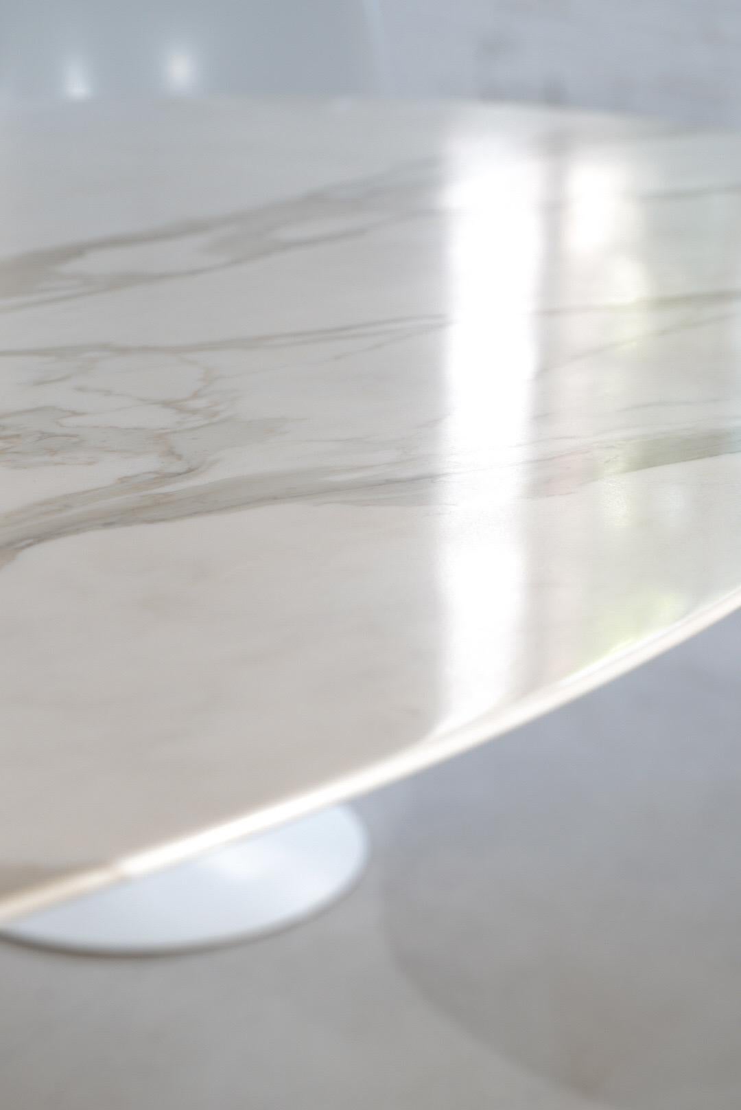 20ième siècle Table de salle à manger tulipe ovale en marbre Knoll International d'Eero Saarinen en vente