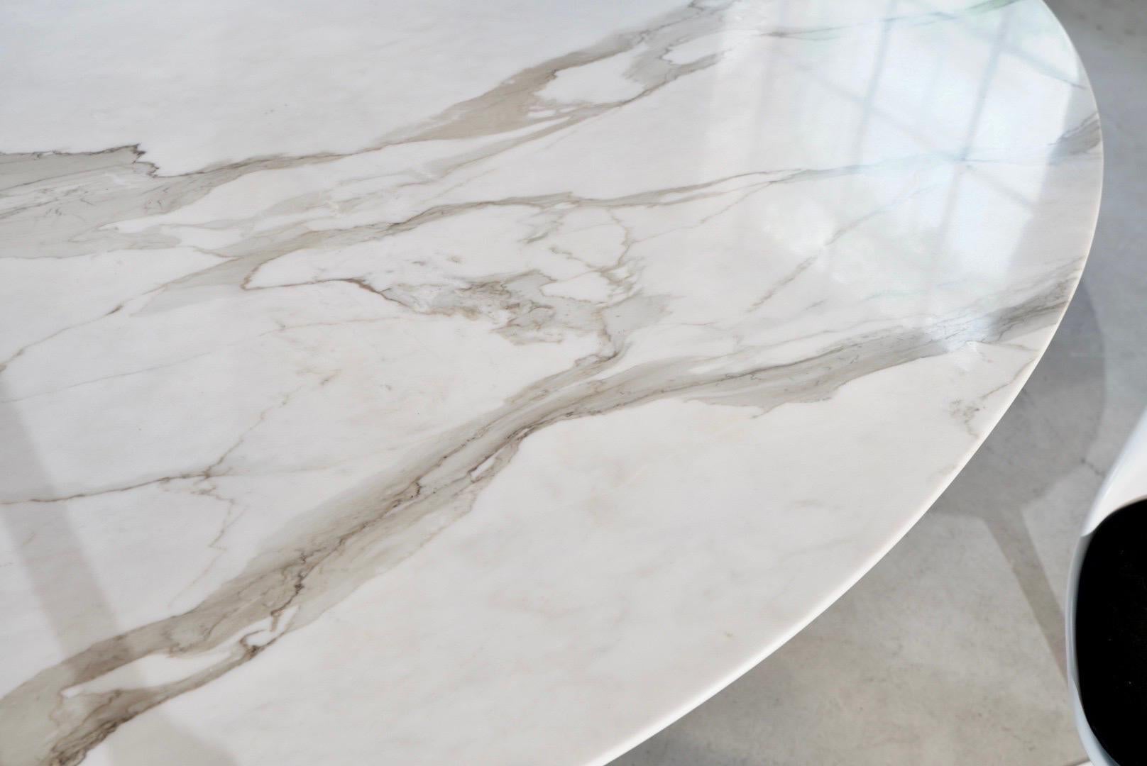 Acier Table de salle à manger tulipe ovale en marbre Knoll International d'Eero Saarinen en vente