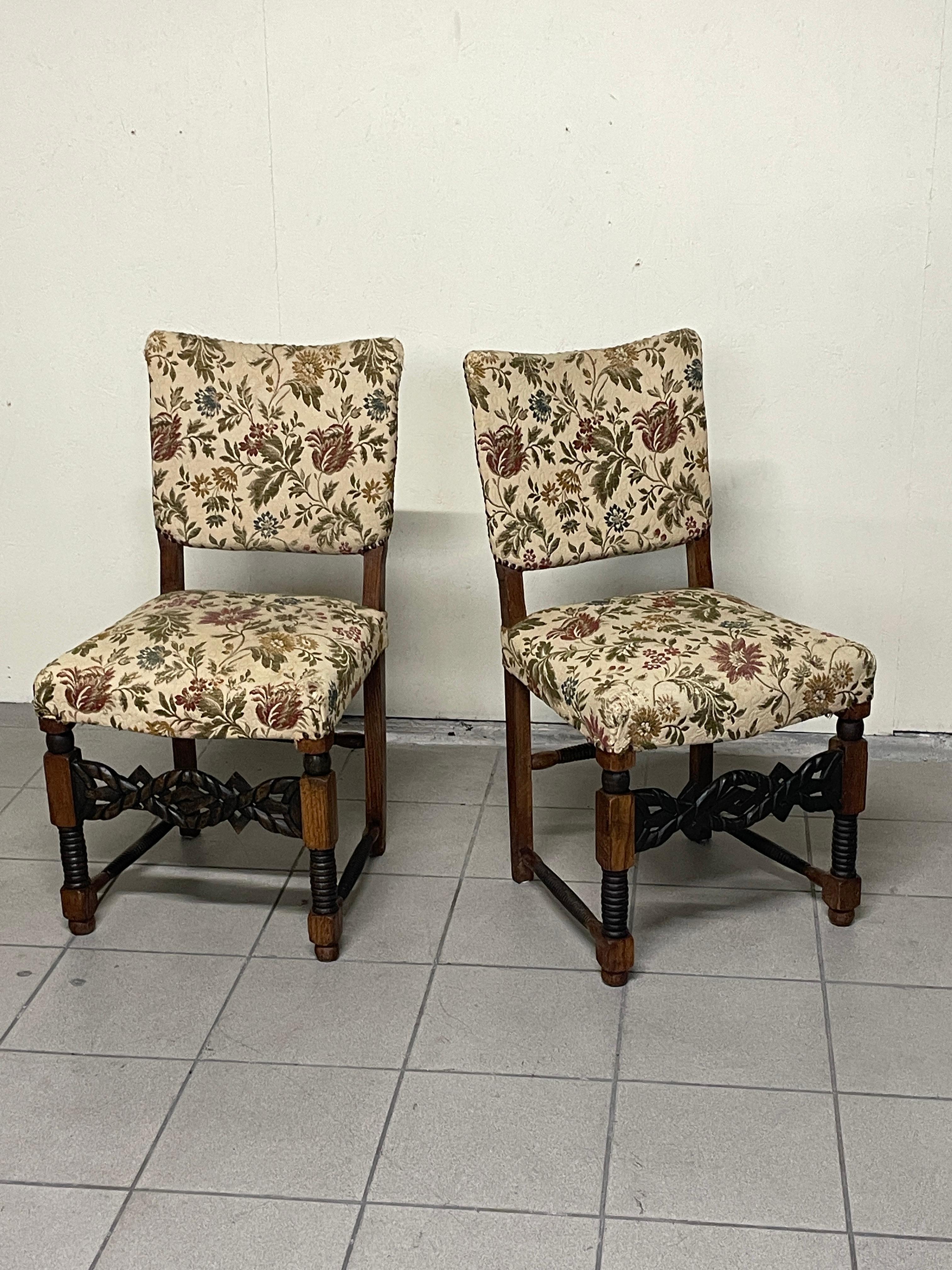 Interessante gruppo di 6 sedie nello stile neorinascimentale di manifattura italiana e prodotte negli anni '40.

La struttura è in legno di rovere con particolari torniti e intagliati con seduta e schienali in tessuto ancora originale.

Il legno