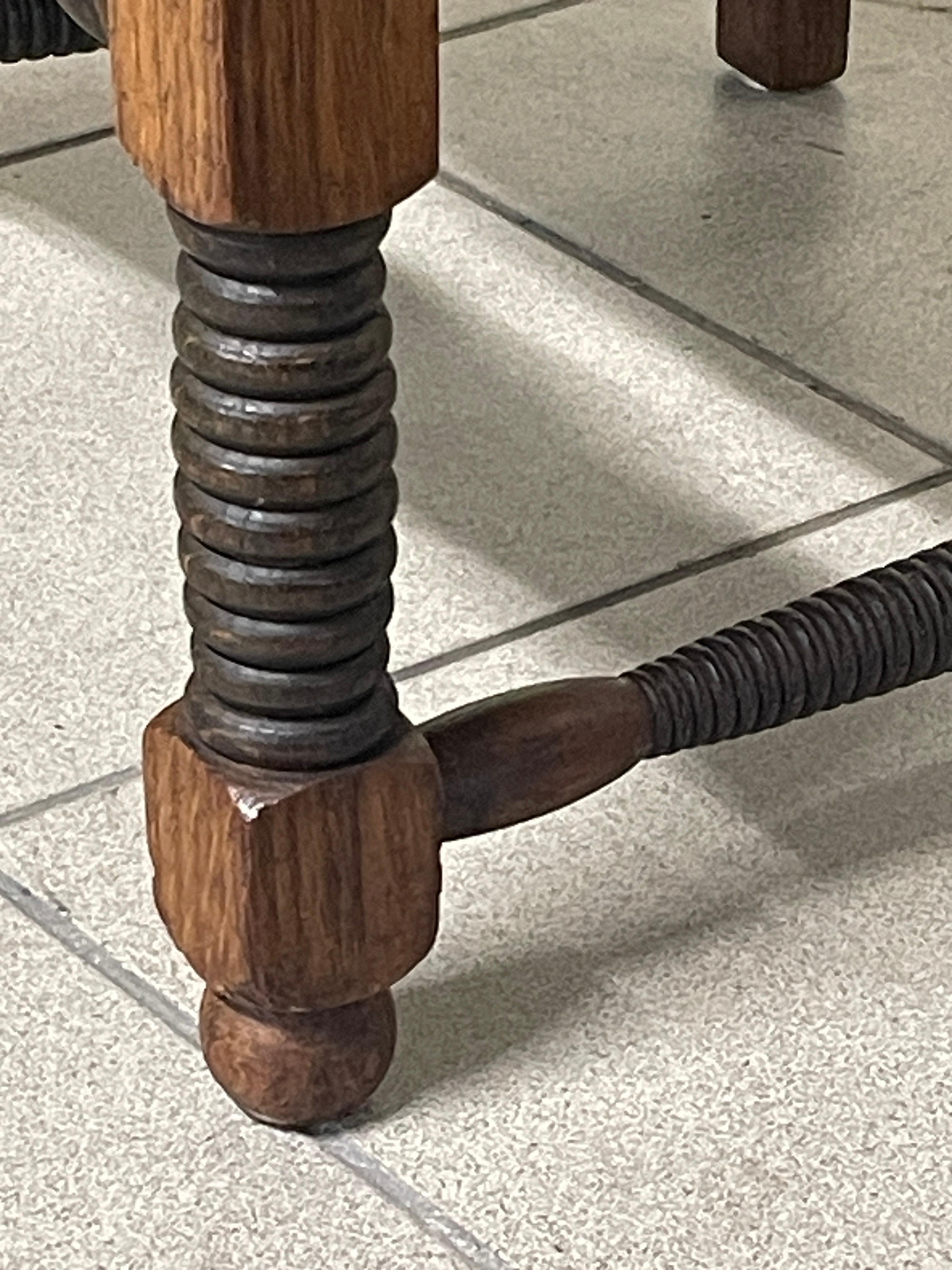 Set di 6 sedie anni '40 in legno con particolari torniti ed intagliati (Stoff) im Angebot