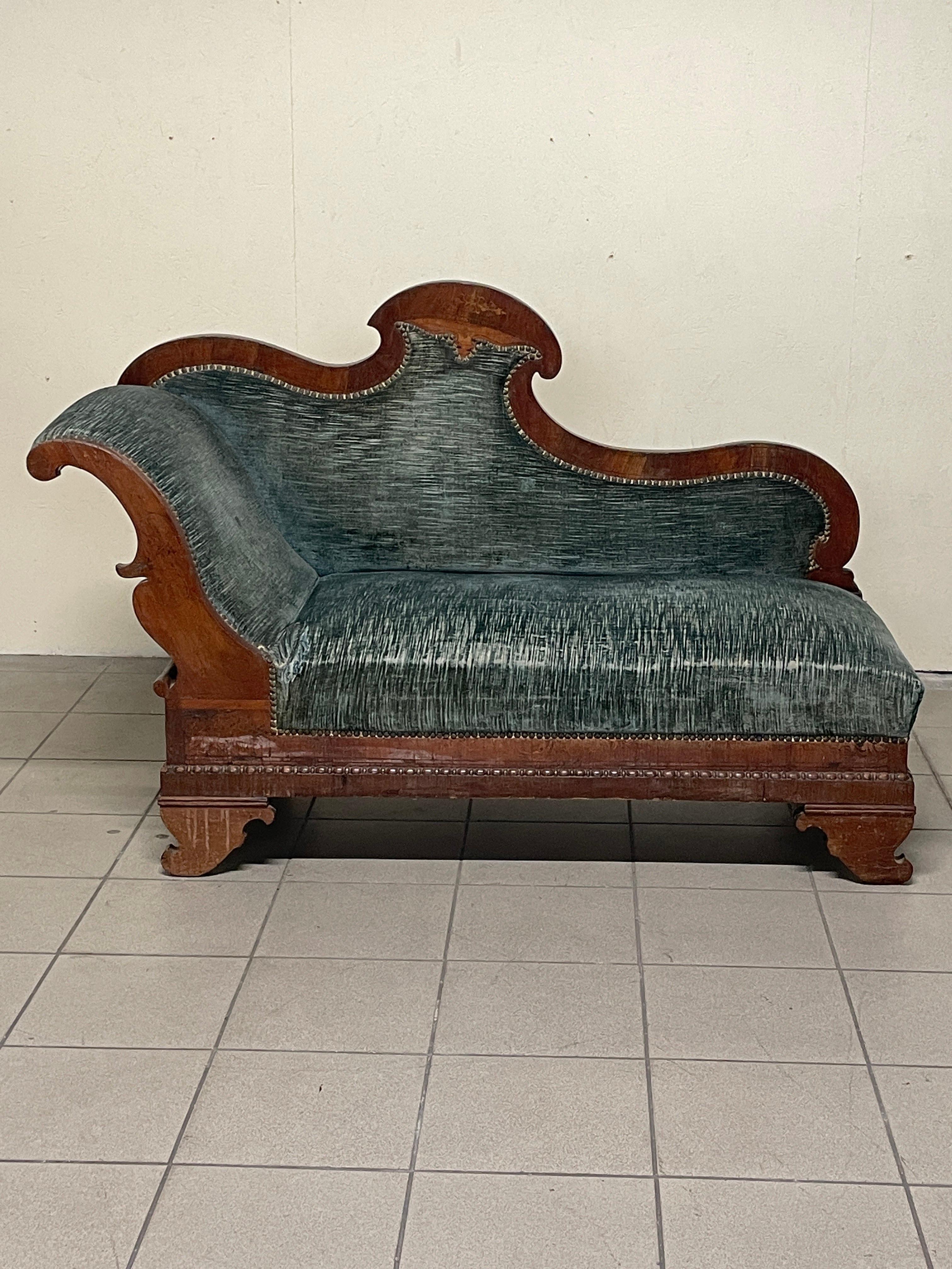 Elegante dormeuse del periodo Carlo X in legno di mogano e tessuto.

Schienale modanato, fianco a barca e piedini curvi tipici del periodo.

Tutta la superficie è intarsiata.

La dormeuse si presenta in buone condizioni sebbene necessiti di un