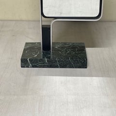 Miroir sur pied en marbre vert et aluminium, années 70/80, fabrication italienne