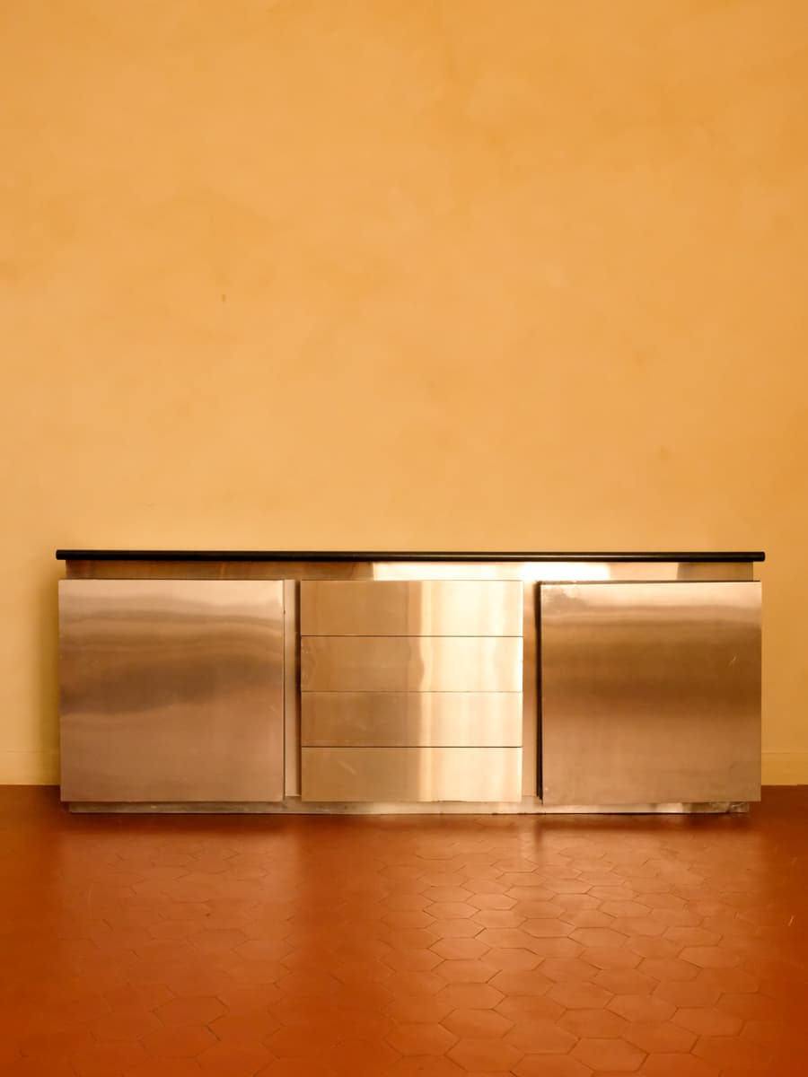 Buffet Parioli en frêne noirci et acier inoxydable de Lodovico Acerbis (1939-2021), produit par sa propre société Acerbis, 1977, composé de deux portes et 3 tiroirs. La combinaison des deux matériaux que sont le bois et l'acier donne à cette pièce