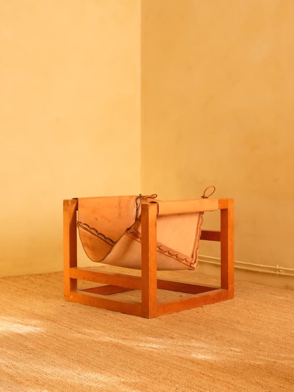 Lounge Chair Model Tail 4 with wood frame, metal pin joint, terracotta leather and leather straps, designed and crafted by the German designer Heinz Witthoeft in 1959 for Witthoeft, Stuttgart. 

The Lounge Chair Model Tail 4 is an iconic piece of