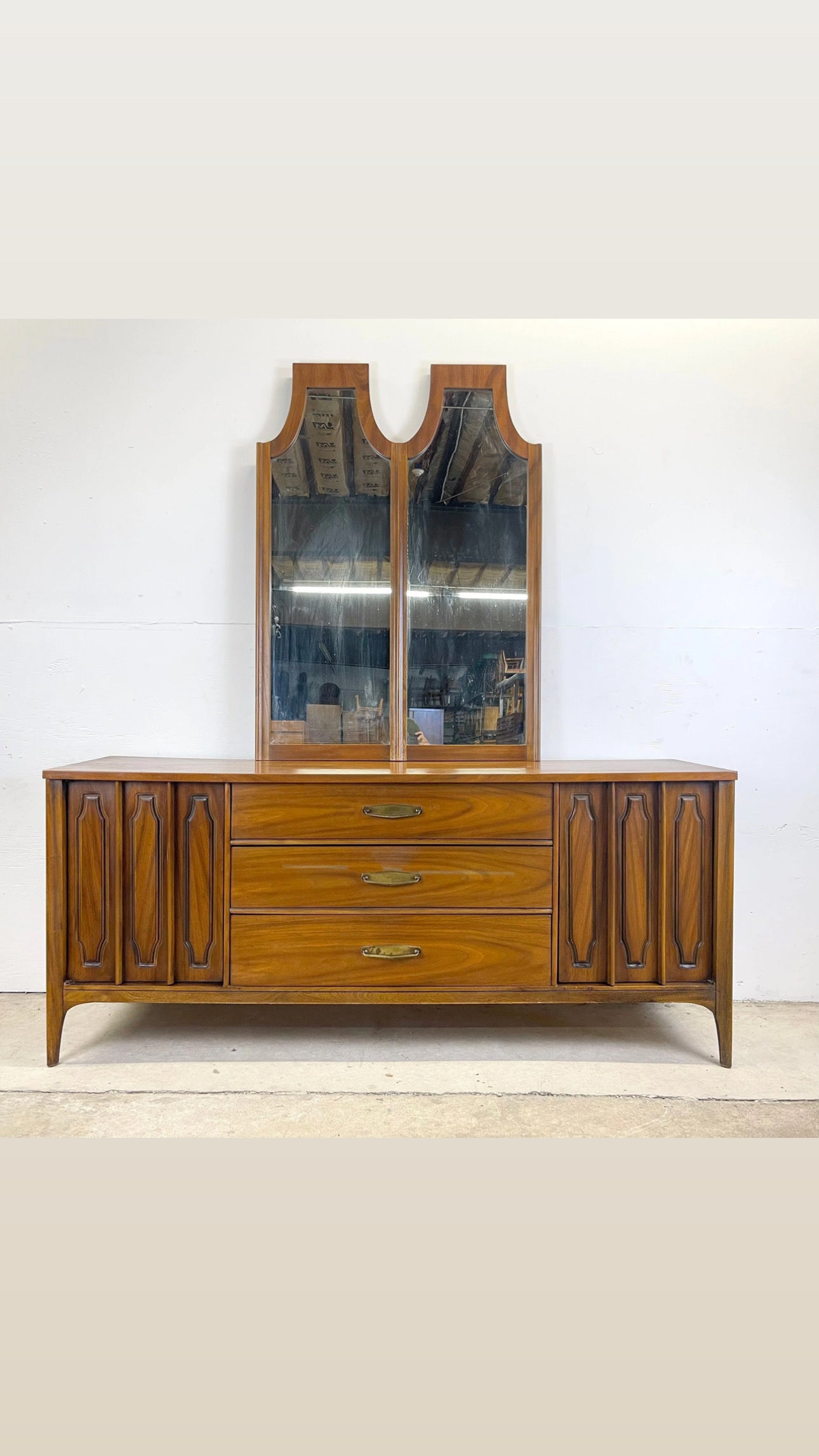 Ensemble commode et miroir du milieu du siècle par Kent Coffey