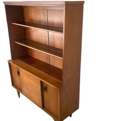 Aparador y vitrina de nogal de estilo «Mid-Century Modern»