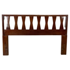 Testiera vintage in noce in stile Mid-Century con motivo a papillon scultoreo, 60” (Full/Queen)