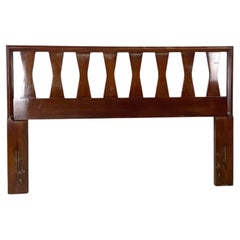 Testiera vintage in noce in stile Mid-Century con motivo a papillon scultoreo, 60” (Full/Queen)