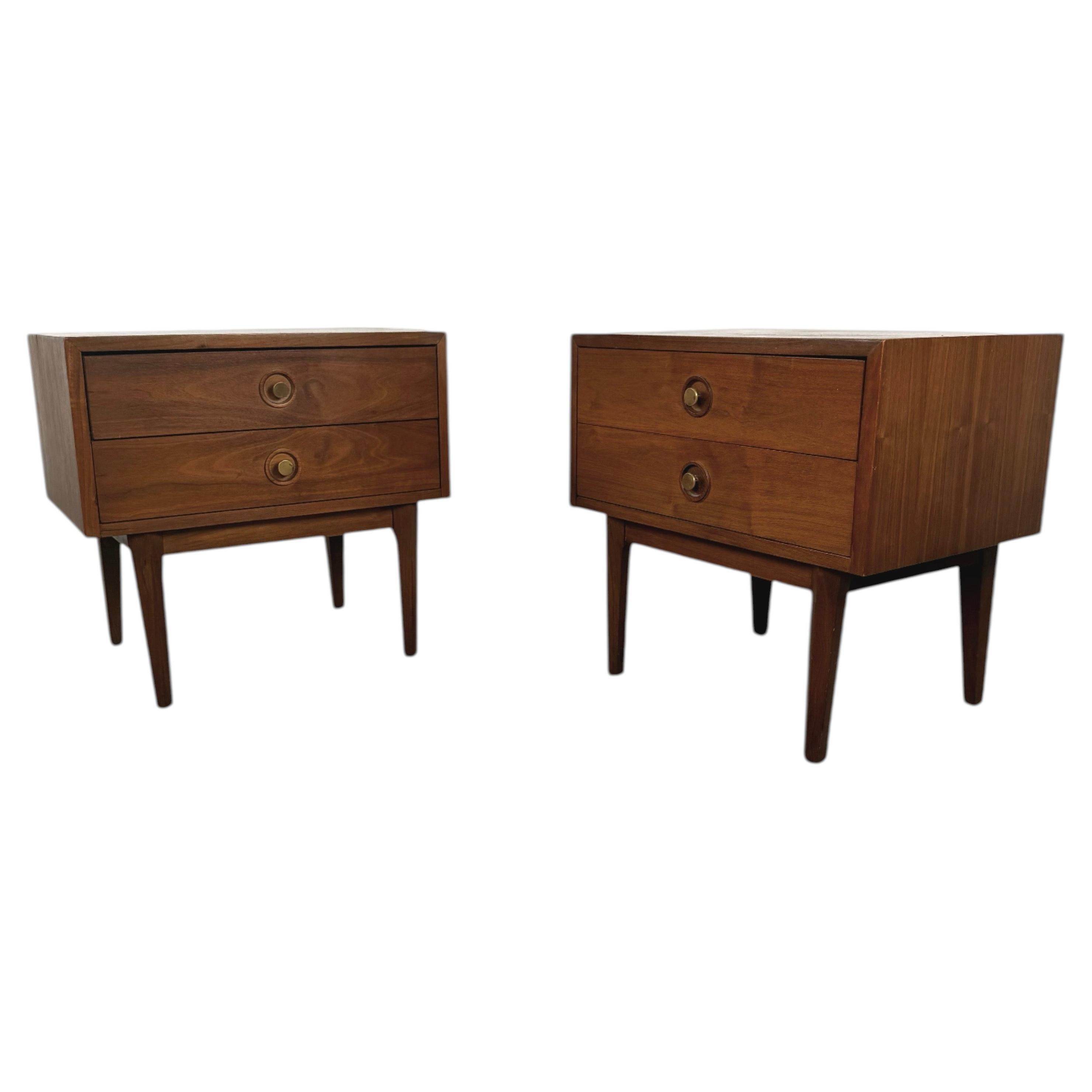 Par de mesitas de noche de dos cajones de American of Martinsville, de estilo «Mid-Century Modern»