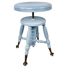 Tabouret de piano victorien ancien, peint en bleu, doté de roulettes à griffes et boules, fin du XIXe siècle.