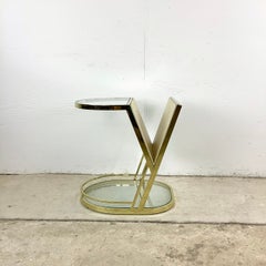 Porte-revues / table d'appoint en laiton et verre, style Hollywood Regency du milieu du siècle