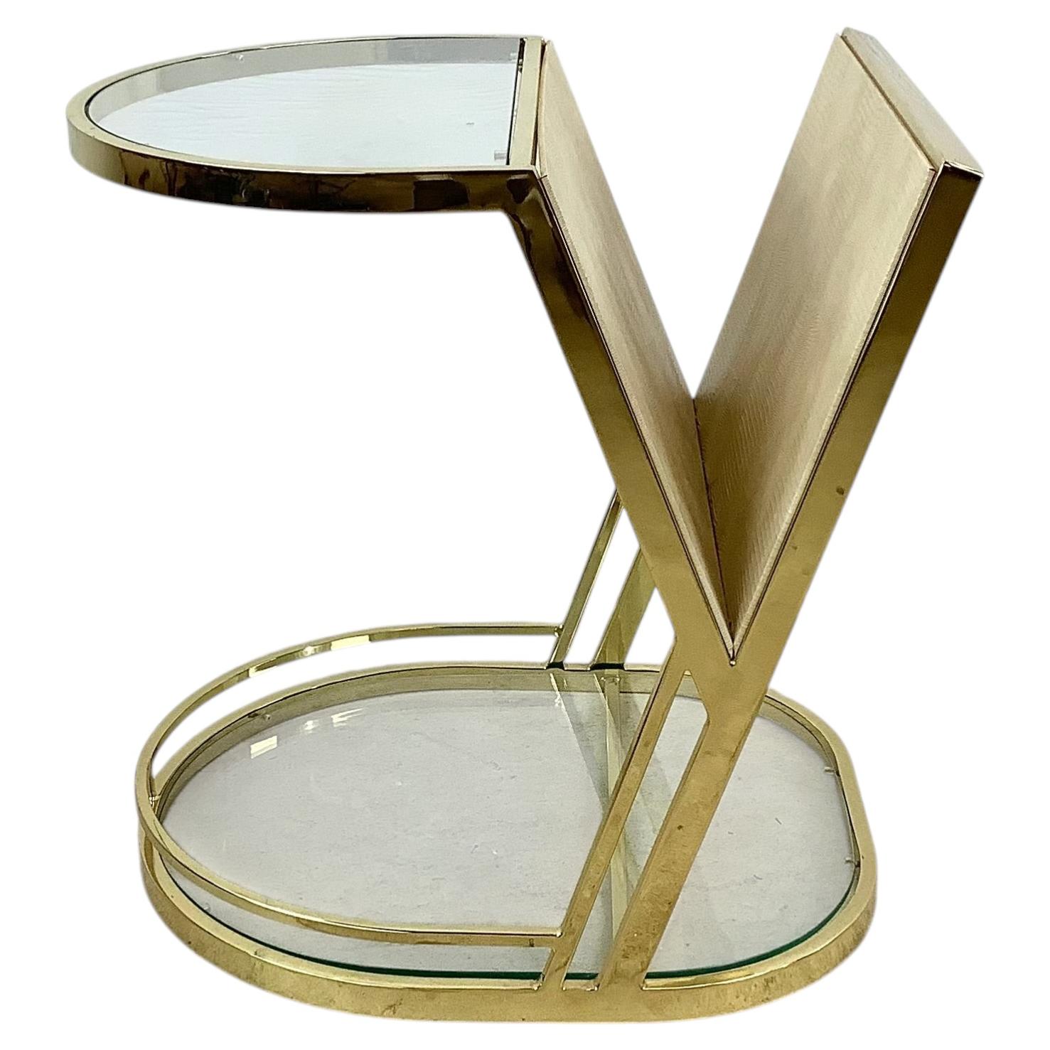Revistero y mesita auxiliar de estilo Hollywood Regency de mediados de siglo, de latón y cristal en venta